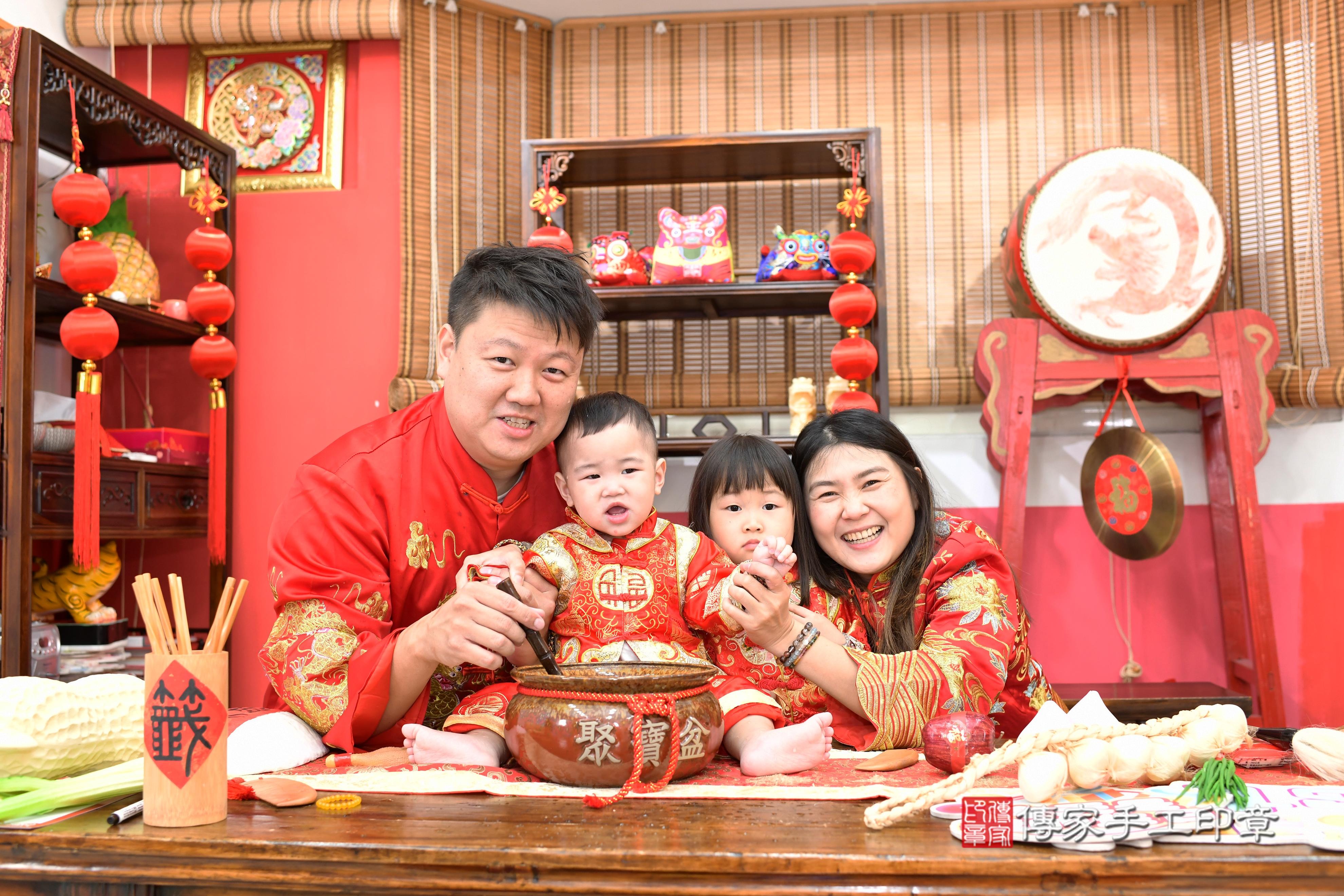 傳家手工印章高雄店、抓周、度脺、美式風會場、傳家嬰兒古禮、吉祥話、抓周道具物品24種、拍照。抓周證書。寶寶抓周、滿周歲、生日快樂、祝福