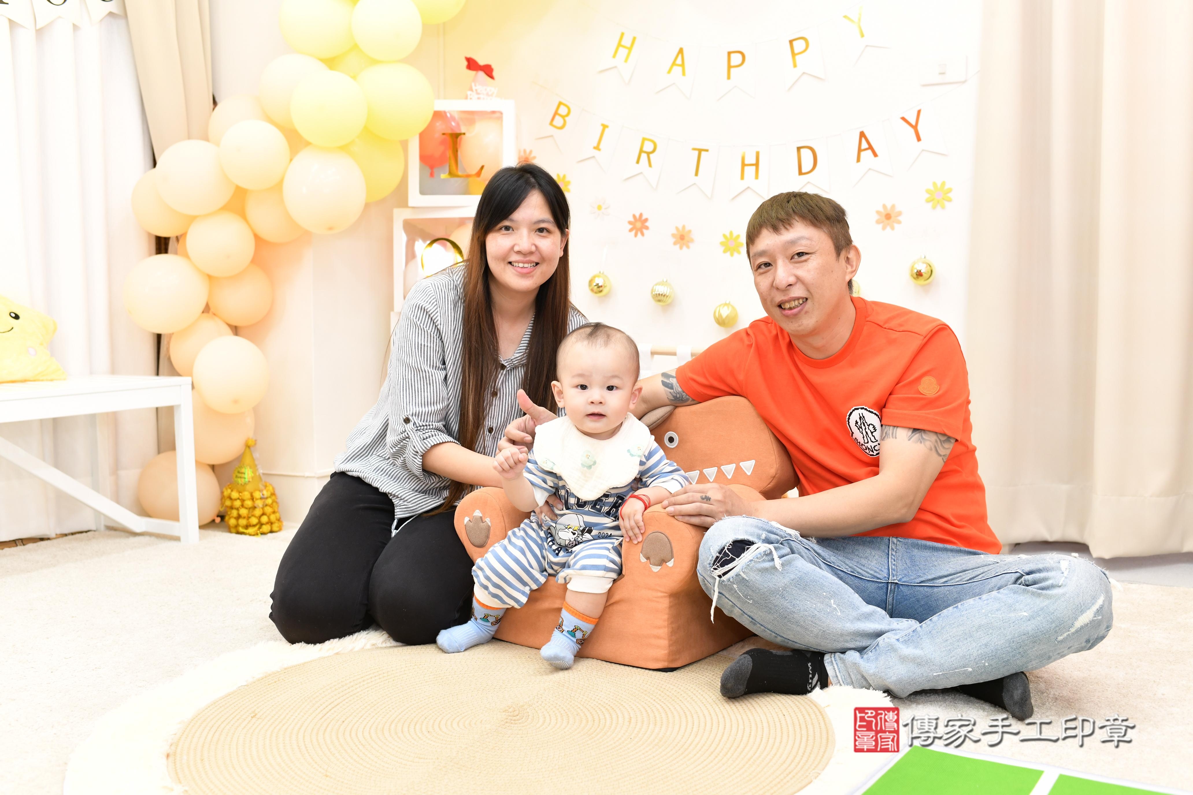 傳家手工印章高雄店、抓周、度脺、美式風會場、傳家嬰兒古禮、吉祥話、抓周道具物品24種、拍照。抓周證書。寶寶抓周、滿周歲、生日快樂、祝福