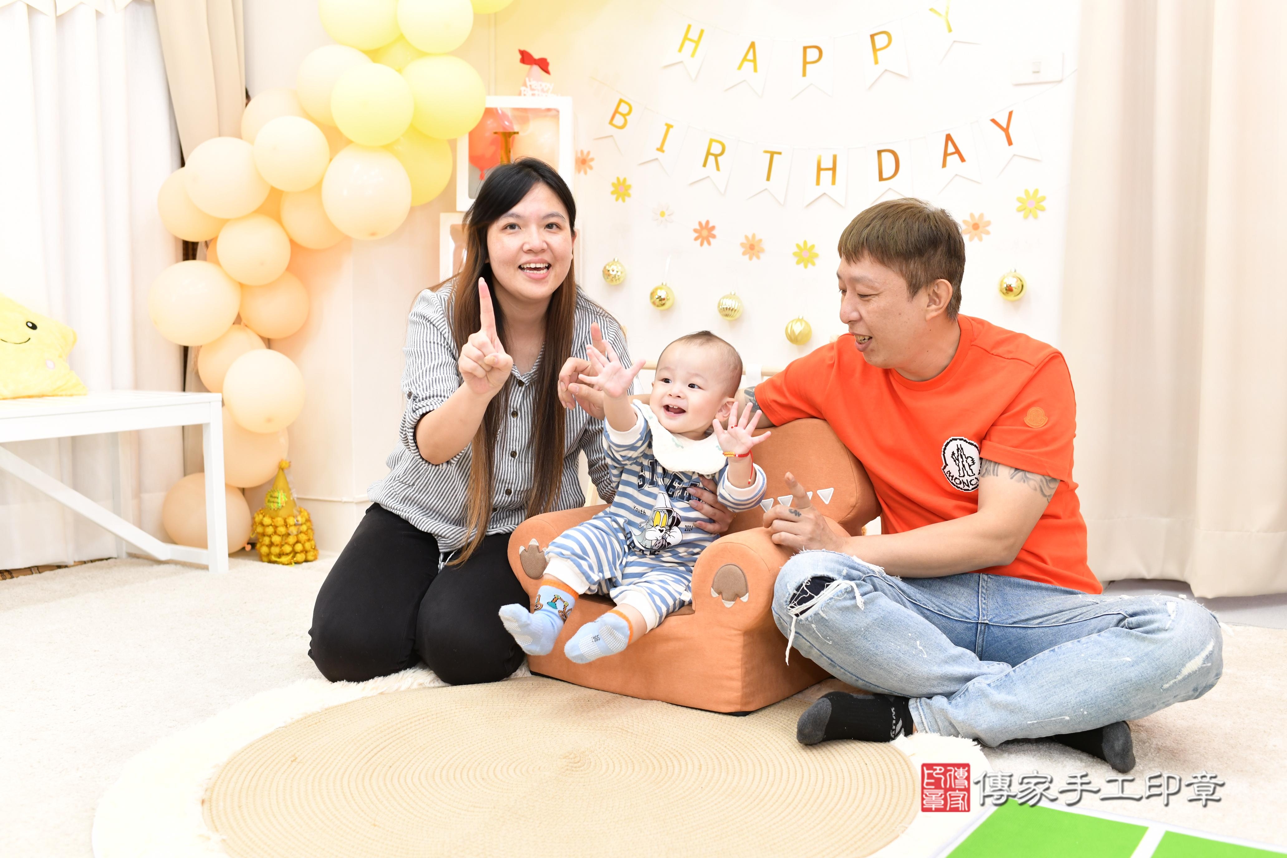 傳家手工印章高雄店、抓周、度脺、美式風會場、傳家嬰兒古禮、吉祥話、抓周道具物品24種、拍照。抓周證書。寶寶抓周、滿周歲、生日快樂、祝福