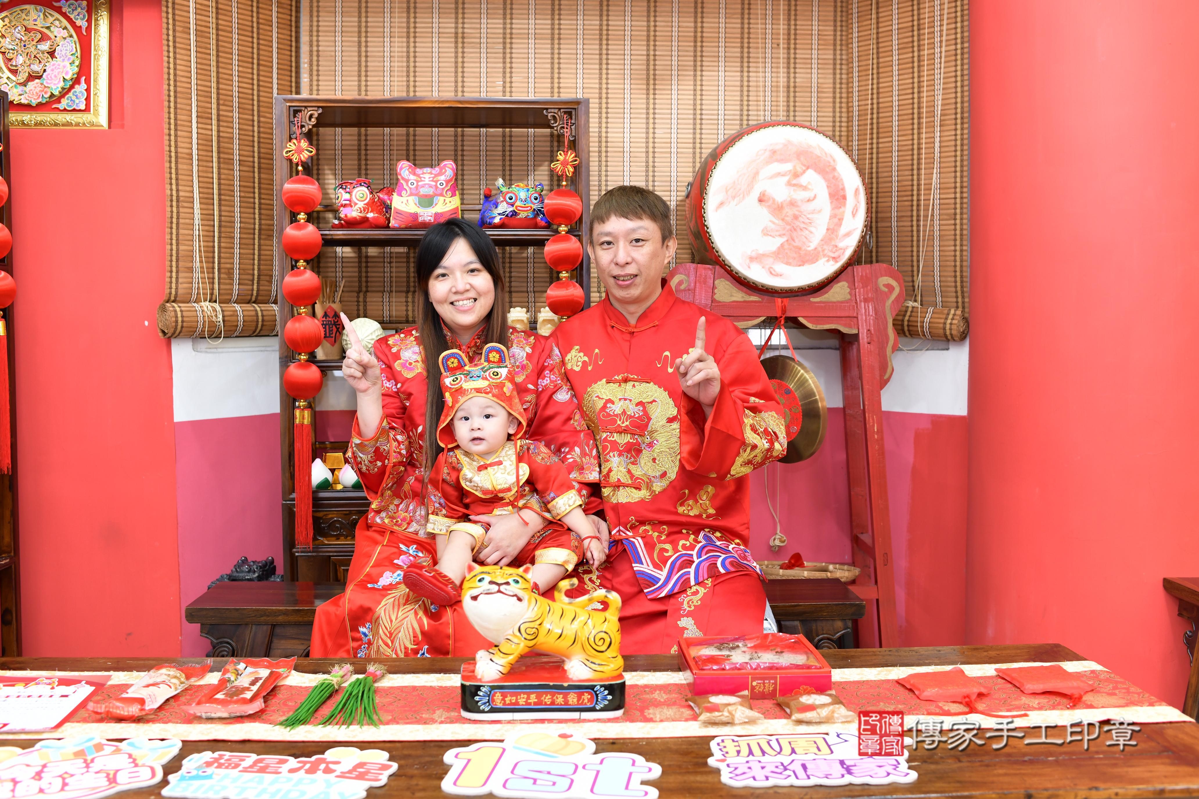 傳家手工印章高雄店、抓周、度脺、美式風會場、傳家嬰兒古禮、吉祥話、抓周道具物品24種、拍照。抓周證書。寶寶抓周、滿周歲、生日快樂、祝福