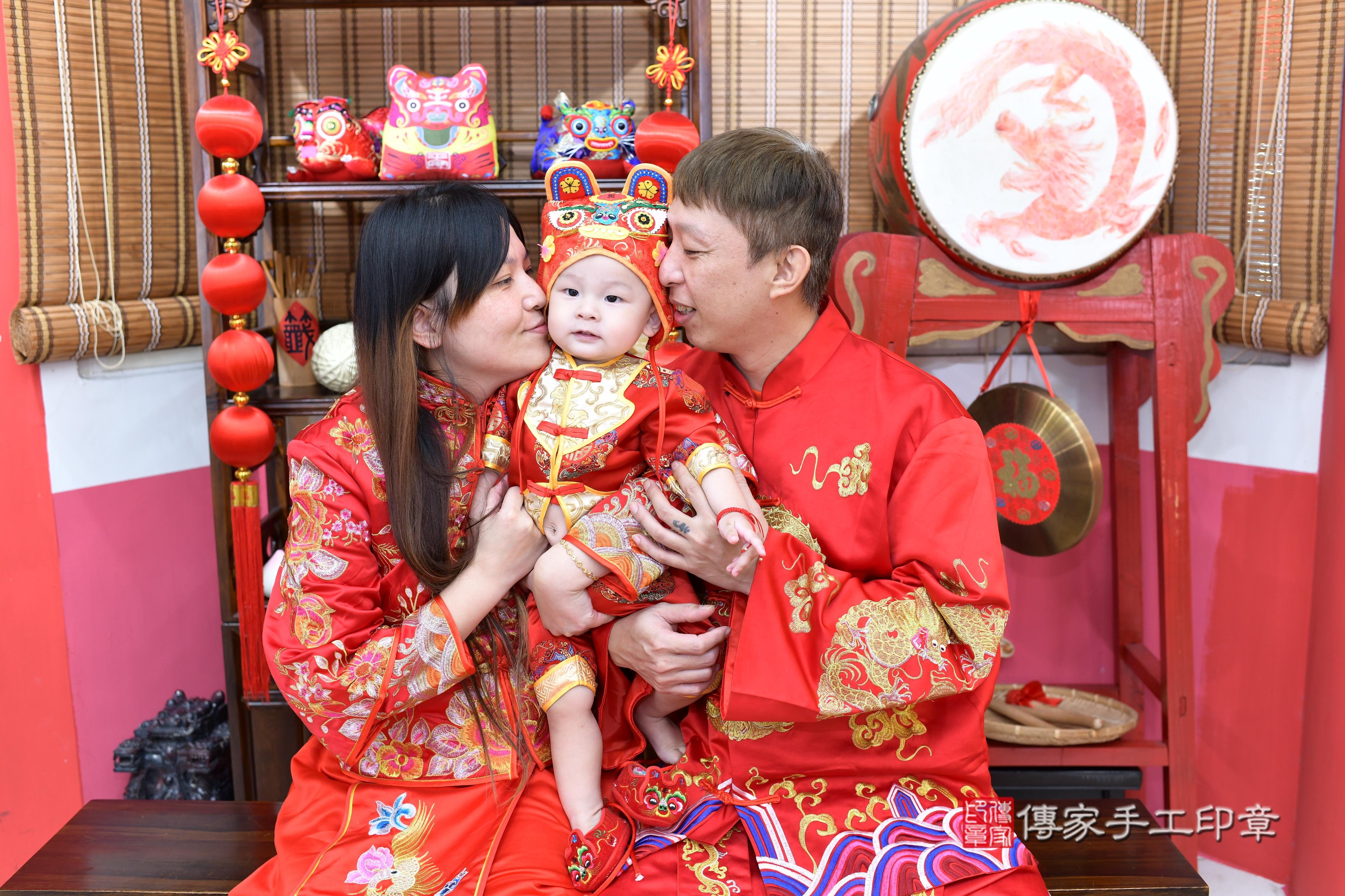 傳家手工印章高雄店、抓周、度脺、美式風會場、傳家嬰兒古禮、吉祥話、抓周道具物品24種、拍照。抓周證書。寶寶抓周、滿周歲、生日快樂、祝福