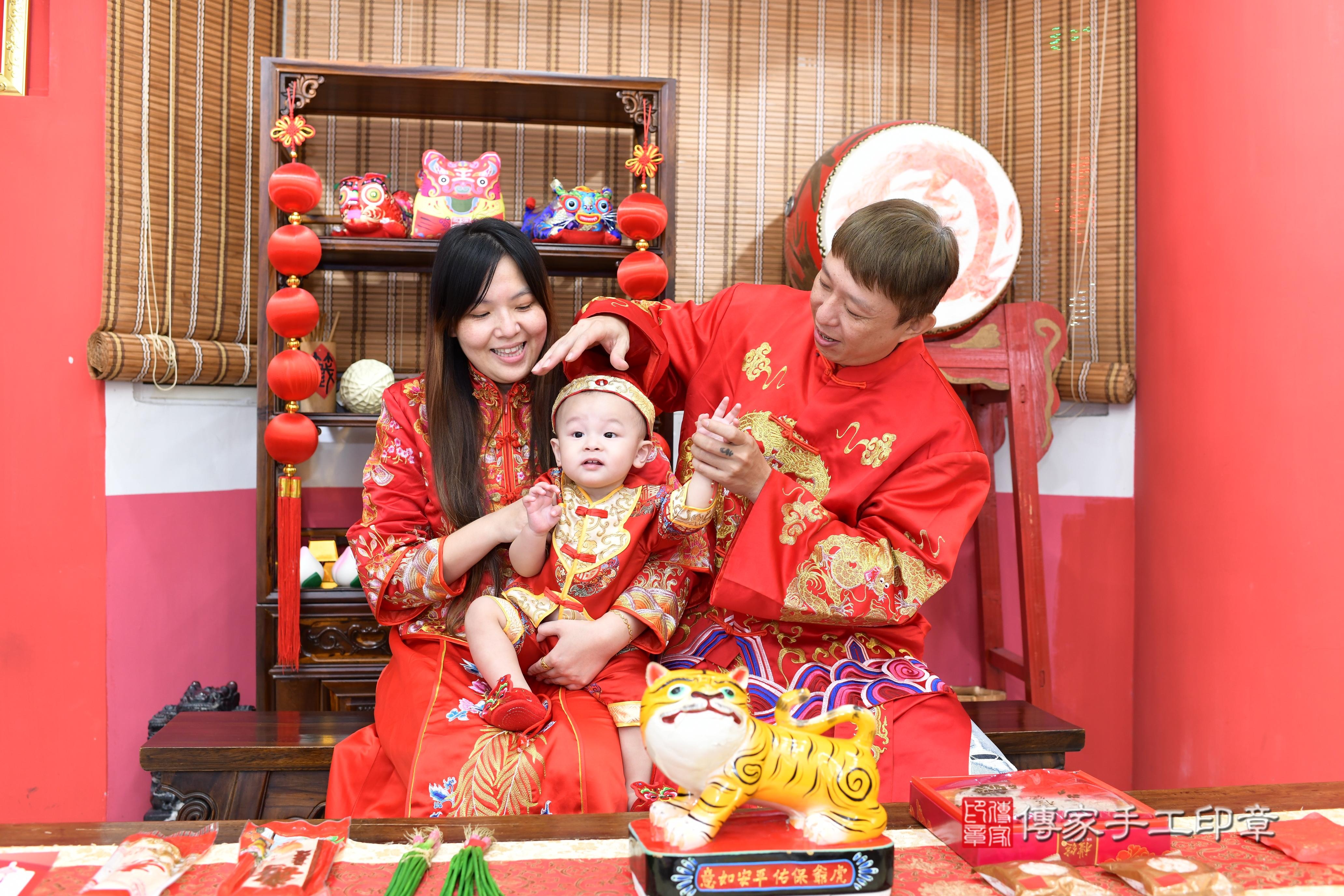 傳家手工印章高雄店、抓周、度脺、美式風會場、傳家嬰兒古禮、吉祥話、抓周道具物品24種、拍照。抓周證書。寶寶抓周、滿周歲、生日快樂、祝福