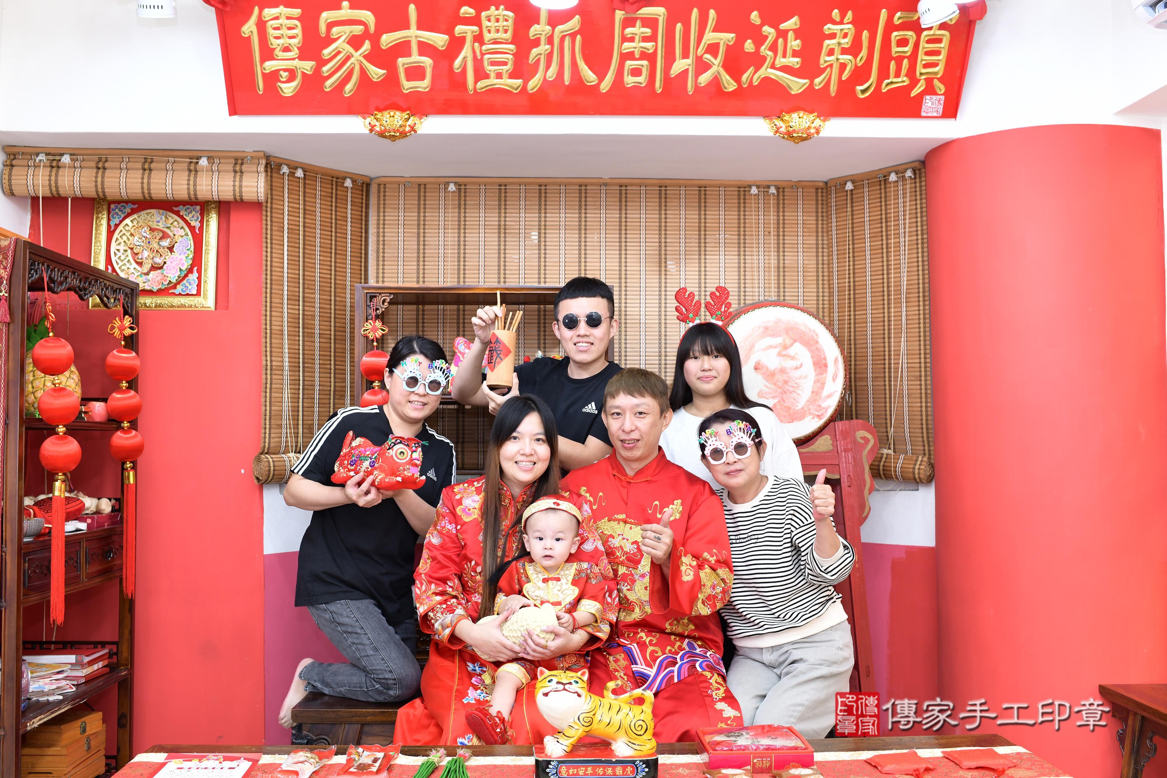 傳家手工印章高雄店、抓周、度脺、美式風會場、傳家嬰兒古禮、吉祥話、抓周道具物品24種、拍照。抓周證書。寶寶抓周、滿周歲、生日快樂、祝福