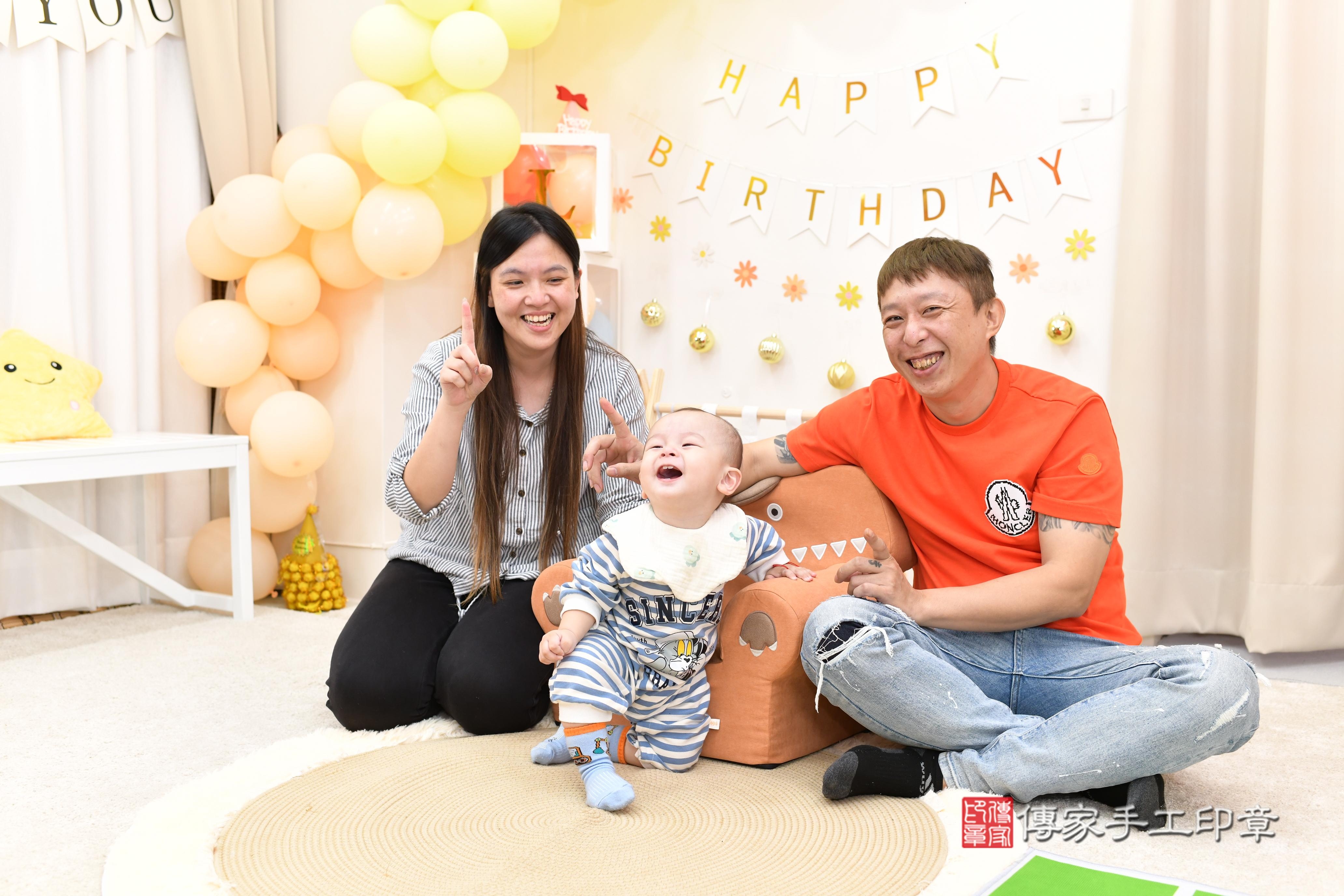 傳家手工印章高雄店、抓周、度脺、美式風會場、傳家嬰兒古禮、吉祥話、抓周道具物品24種、拍照。抓周證書。寶寶抓周、滿周歲、生日快樂、祝福