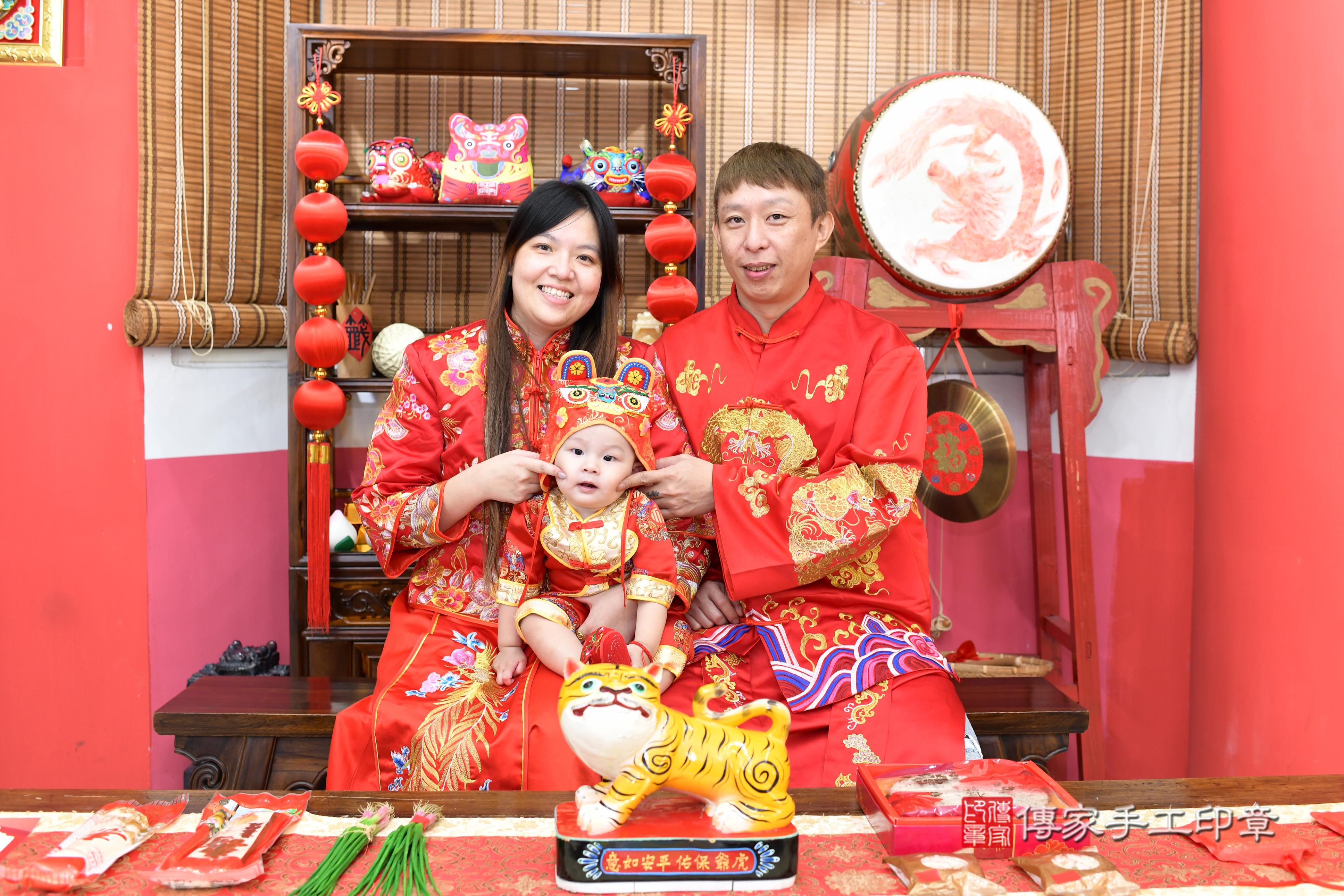 傳家手工印章高雄店、抓周、度脺、美式風會場、傳家嬰兒古禮、吉祥話、抓周道具物品24種、拍照。抓周證書。寶寶抓周、滿周歲、生日快樂、祝福