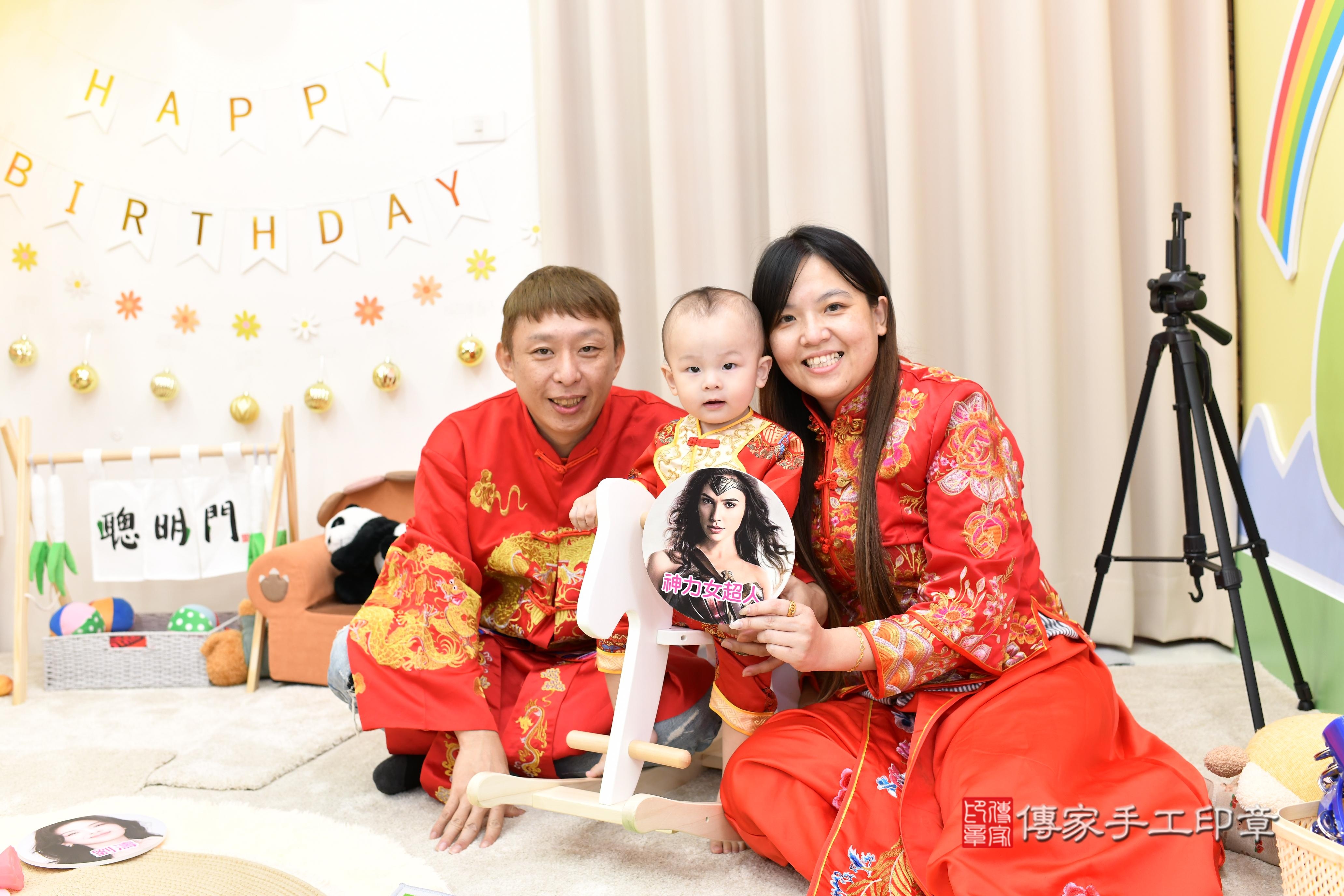 傳家手工印章高雄店、抓周、度脺、美式風會場、傳家嬰兒古禮、吉祥話、抓周道具物品24種、拍照。抓周證書。寶寶抓周、滿周歲、生日快樂、祝福