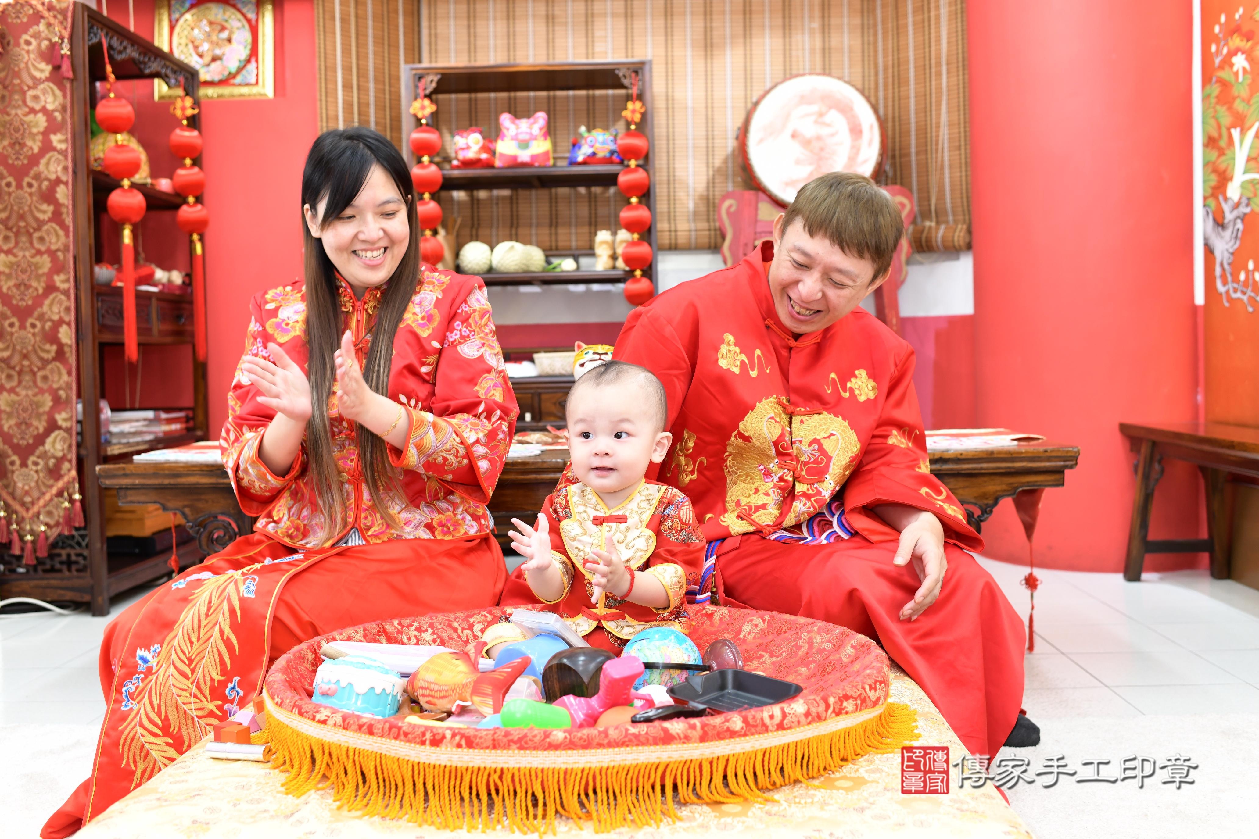 傳家手工印章高雄店、抓周、度脺、美式風會場、傳家嬰兒古禮、吉祥話、抓周道具物品24種、拍照。抓周證書。寶寶抓周、滿周歲、生日快樂、祝福