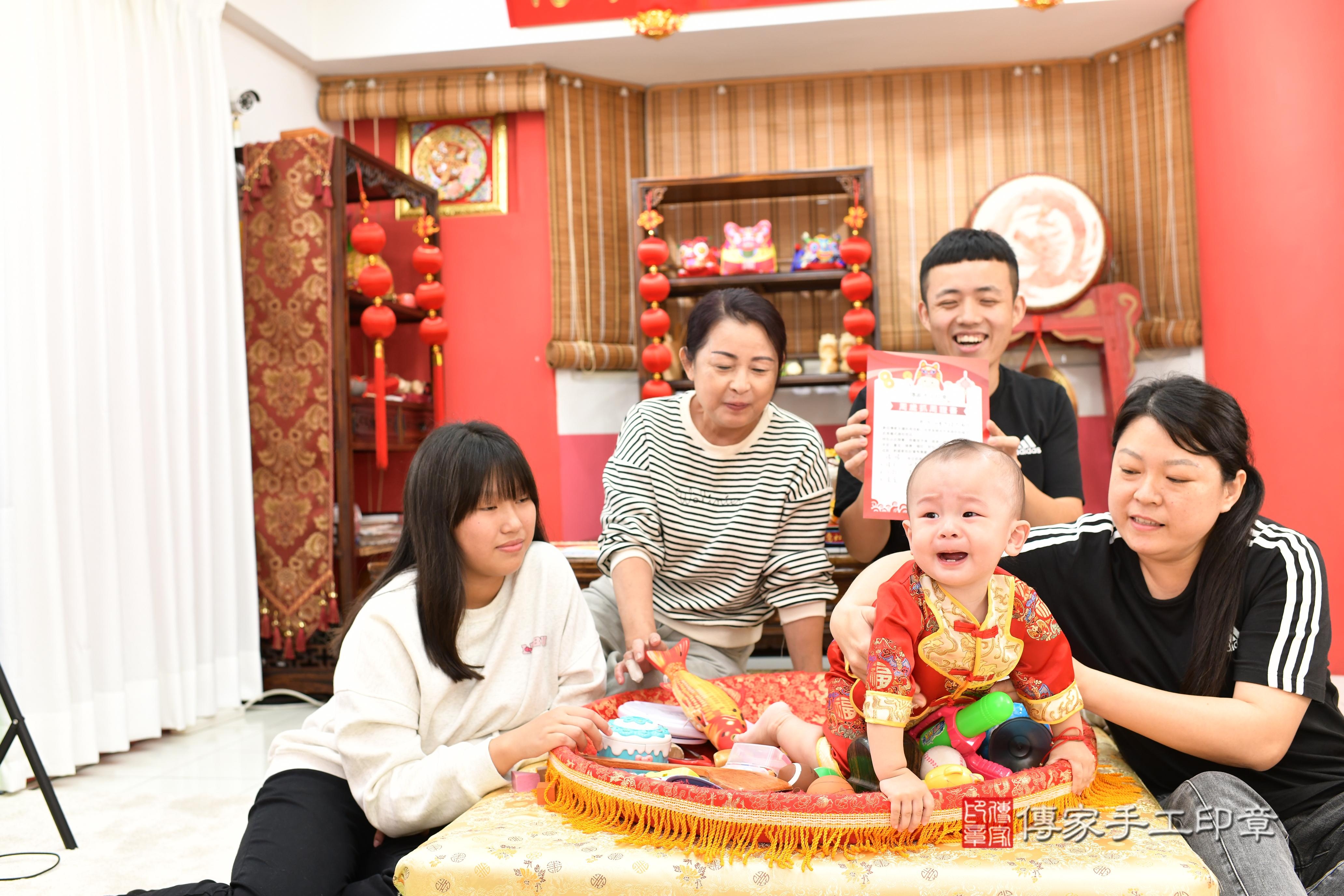 傳家手工印章高雄店、抓周、度脺、美式風會場、傳家嬰兒古禮、吉祥話、抓周道具物品24種、拍照。抓周證書。寶寶抓周、滿周歲、生日快樂、祝福