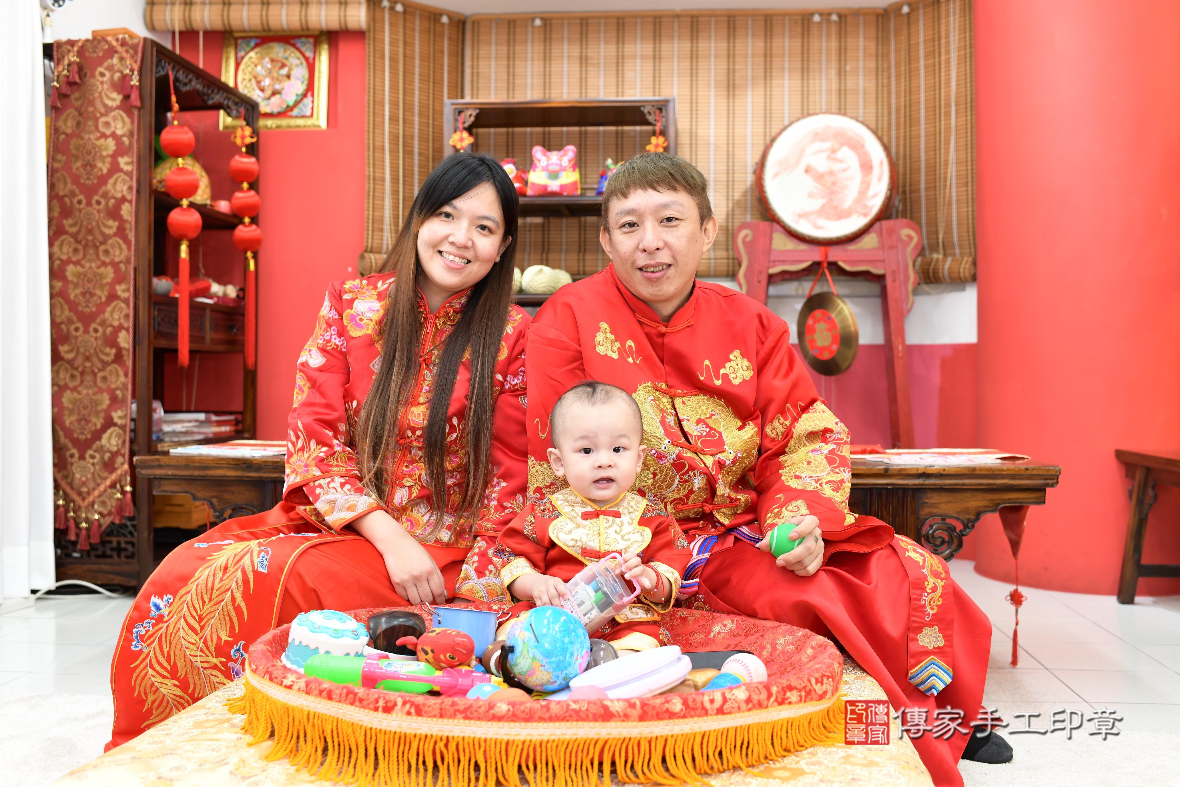 傳家手工印章高雄店、抓周、度脺、美式風會場、傳家嬰兒古禮、吉祥話、抓周道具物品24種、拍照。抓周證書。寶寶抓周、滿周歲、生日快樂、祝福