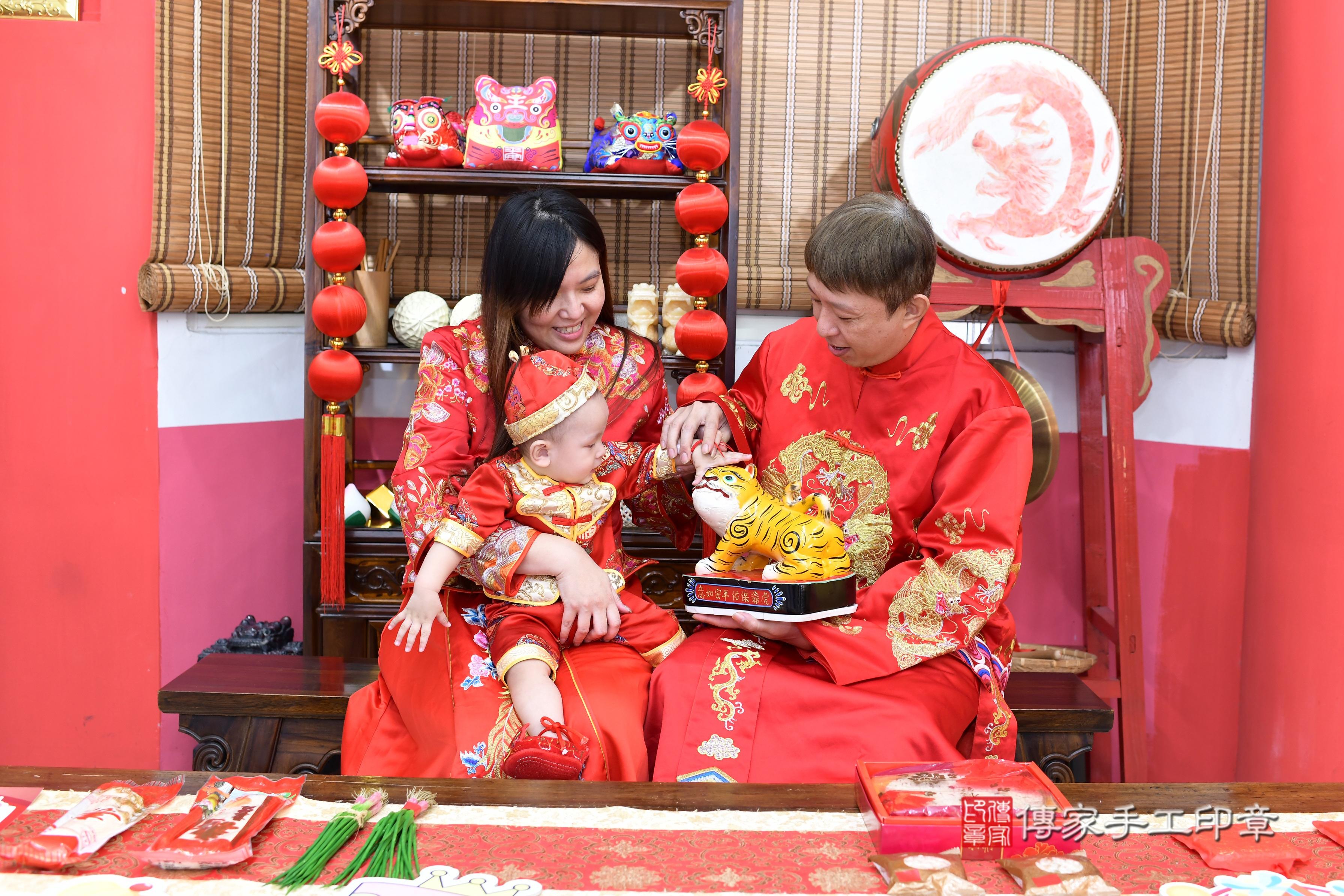 傳家手工印章高雄店、抓周、度脺、美式風會場、傳家嬰兒古禮、吉祥話、抓周道具物品24種、拍照。抓周證書。寶寶抓周、滿周歲、生日快樂、祝福