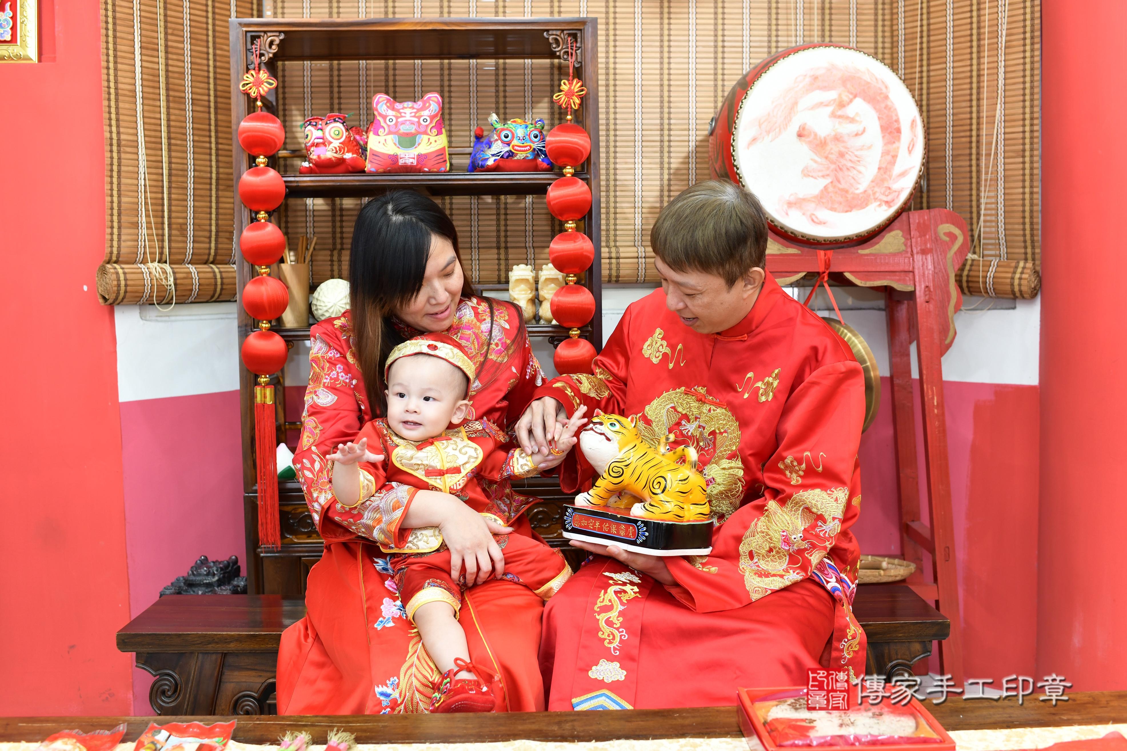 傳家手工印章高雄店、抓周、度脺、美式風會場、傳家嬰兒古禮、吉祥話、抓周道具物品24種、拍照。抓周證書。寶寶抓周、滿周歲、生日快樂、祝福