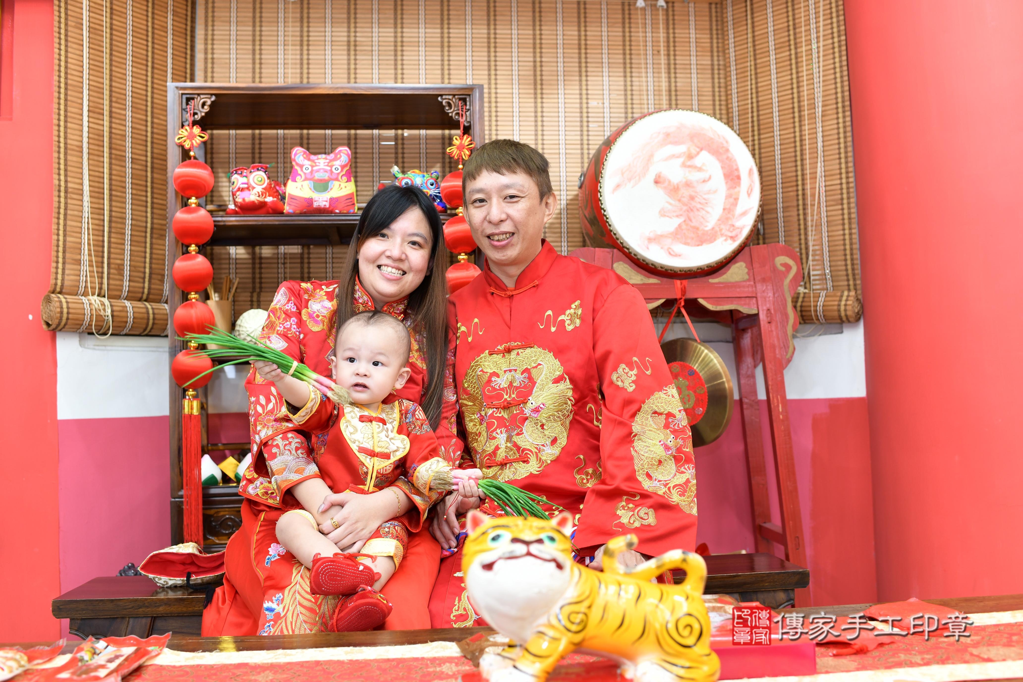 傳家手工印章高雄店、抓周、度脺、美式風會場、傳家嬰兒古禮、吉祥話、抓周道具物品24種、拍照。抓周證書。寶寶抓周、滿周歲、生日快樂、祝福