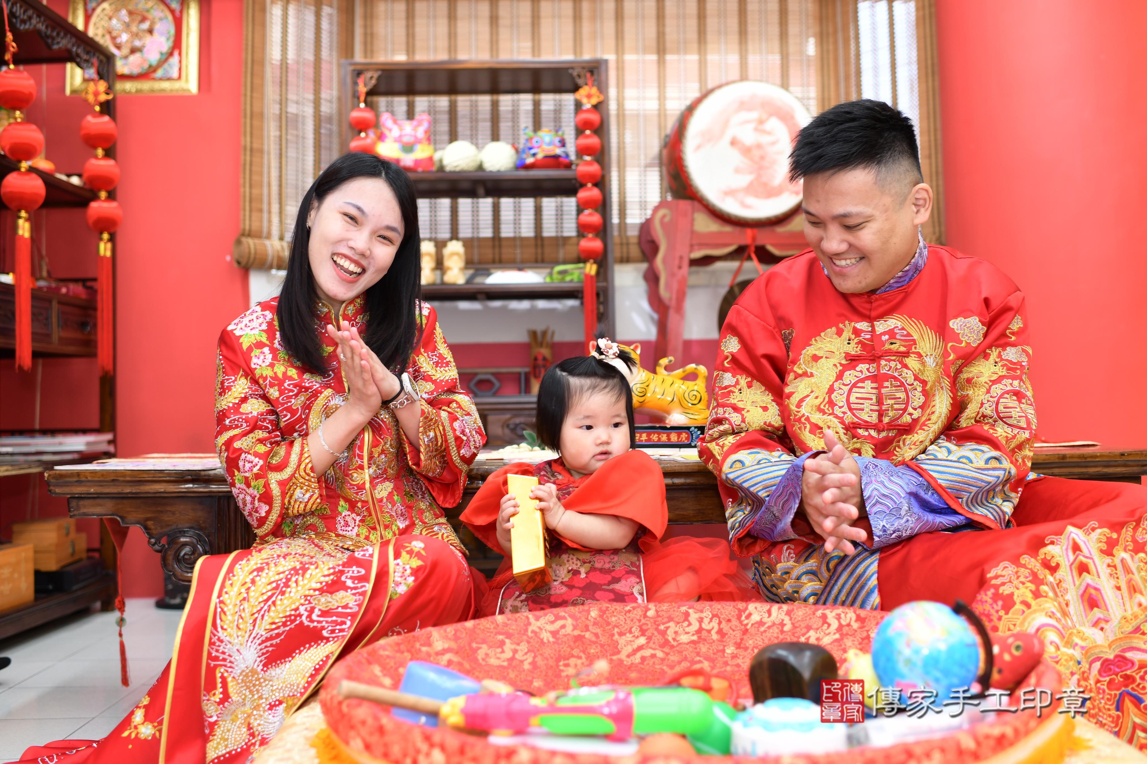 傳家手工印章高雄店、抓周、度脺、美式風會場、傳家嬰兒古禮、吉祥話、抓周道具物品24種、拍照。抓周證書。寶寶抓周、滿周歲、生日快樂、祝福