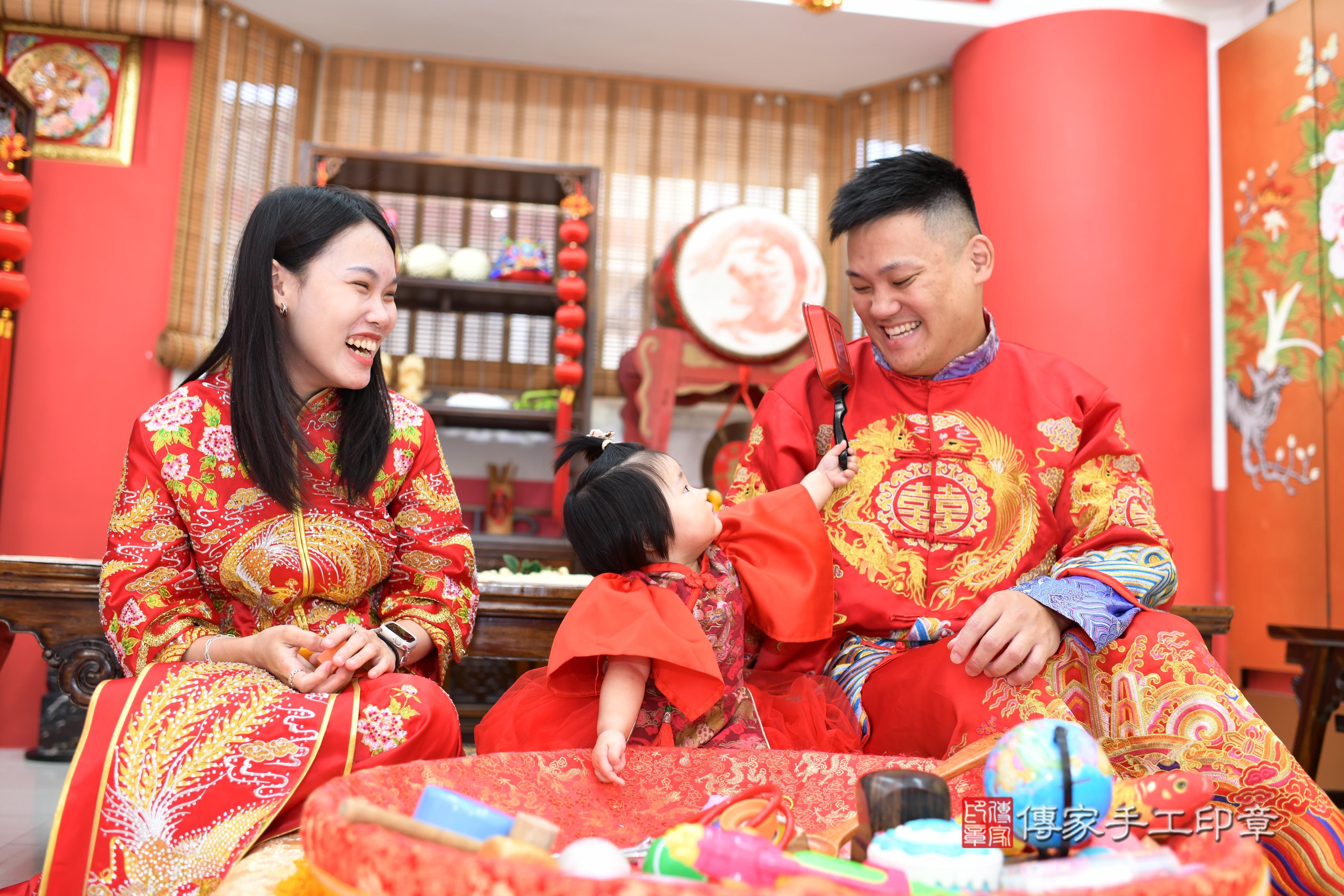 傳家手工印章高雄店、抓周、度脺、美式風會場、傳家嬰兒古禮、吉祥話、抓周道具物品24種、拍照。抓周證書。寶寶抓周、滿周歲、生日快樂、祝福