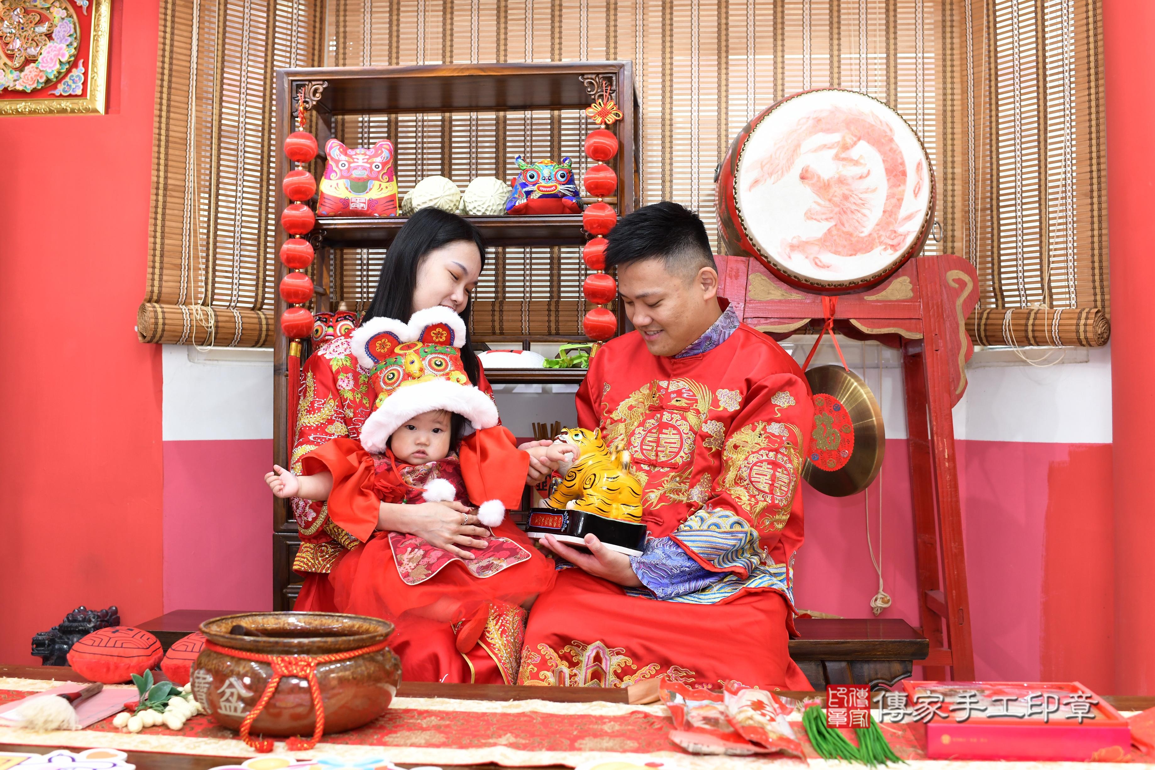 傳家手工印章高雄店、抓周、度脺、美式風會場、傳家嬰兒古禮、吉祥話、抓周道具物品24種、拍照。抓周證書。寶寶抓周、滿周歲、生日快樂、祝福