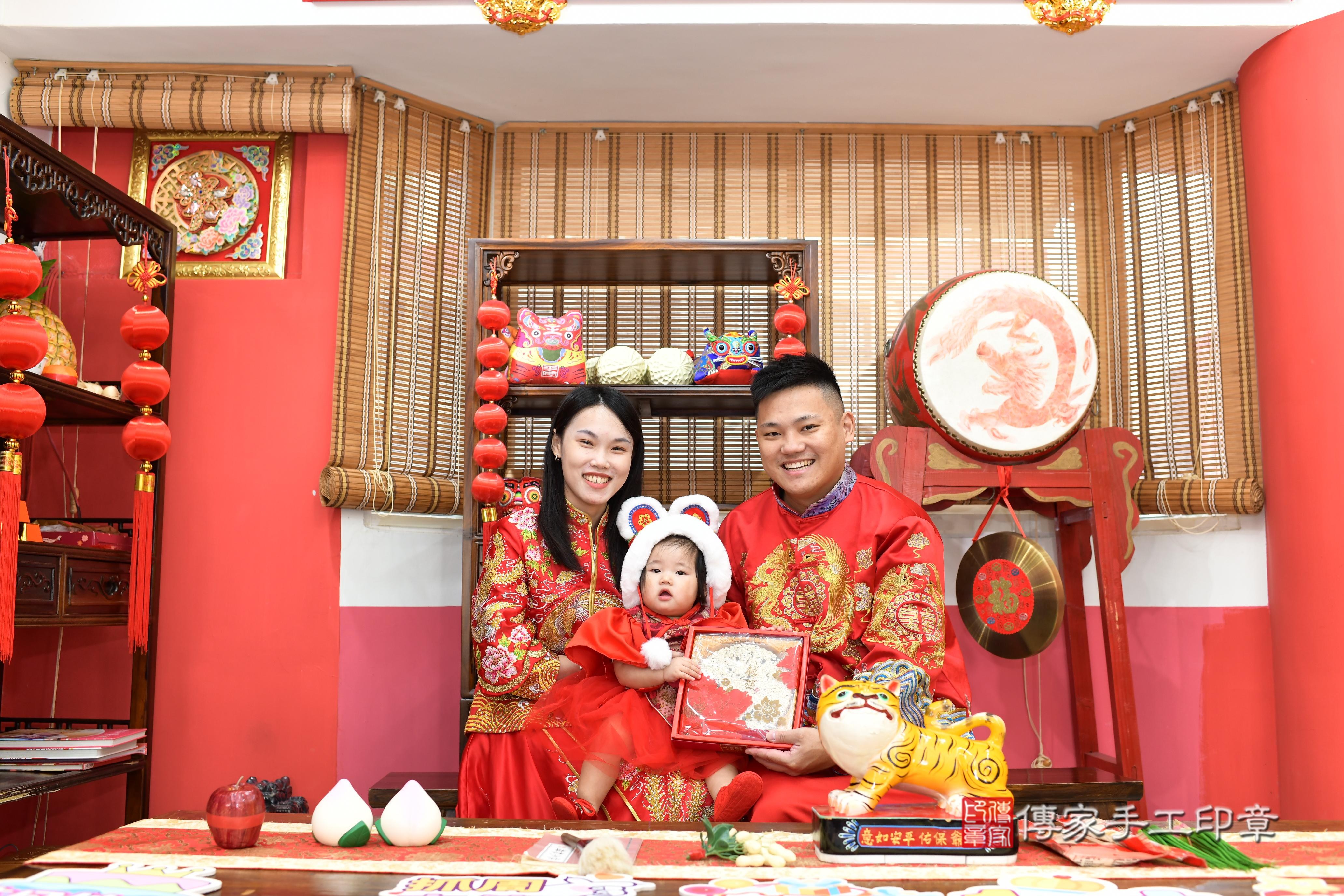 傳家手工印章高雄店、抓周、度脺、美式風會場、傳家嬰兒古禮、吉祥話、抓周道具物品24種、拍照。抓周證書。寶寶抓周、滿周歲、生日快樂、祝福