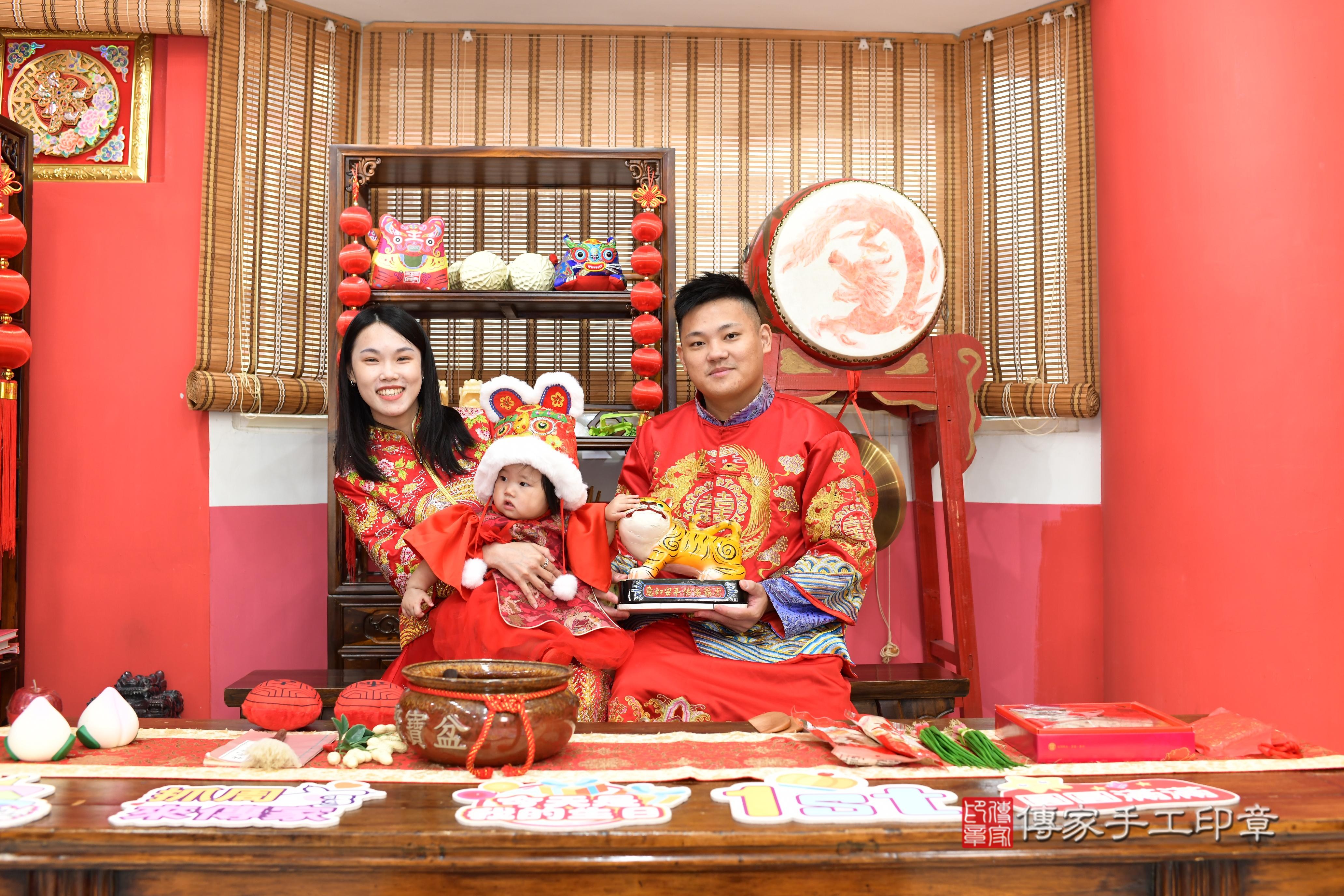 傳家手工印章高雄店、抓周、度脺、美式風會場、傳家嬰兒古禮、吉祥話、抓周道具物品24種、拍照。抓周證書。寶寶抓周、滿周歲、生日快樂、祝福