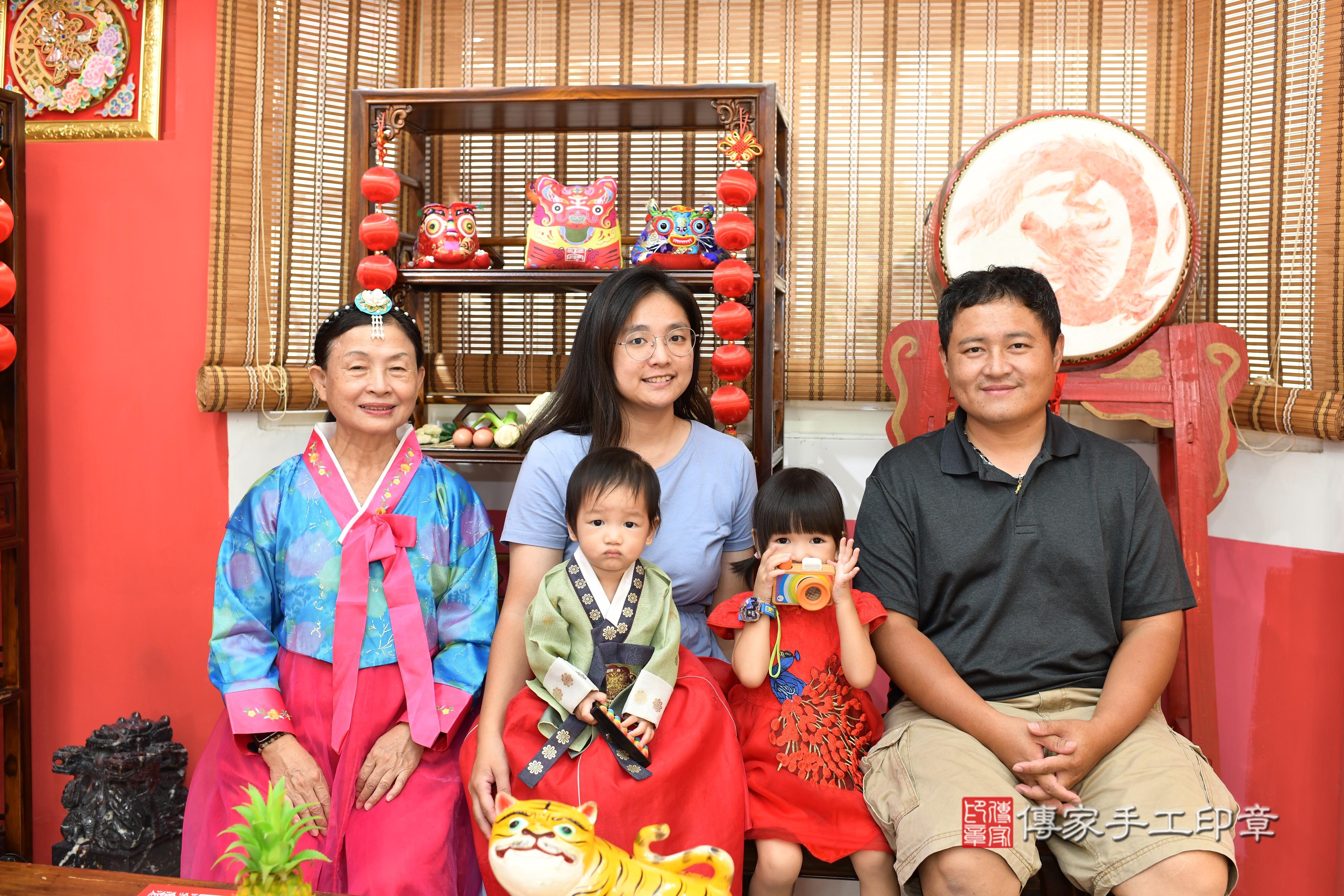 傳家手工印章高雄店、抓周、度脺、美式風會場、傳家嬰兒古禮、吉祥話、抓周道具物品24種、拍照。抓周證書。寶寶抓周、滿周歲、生日快樂、祝福