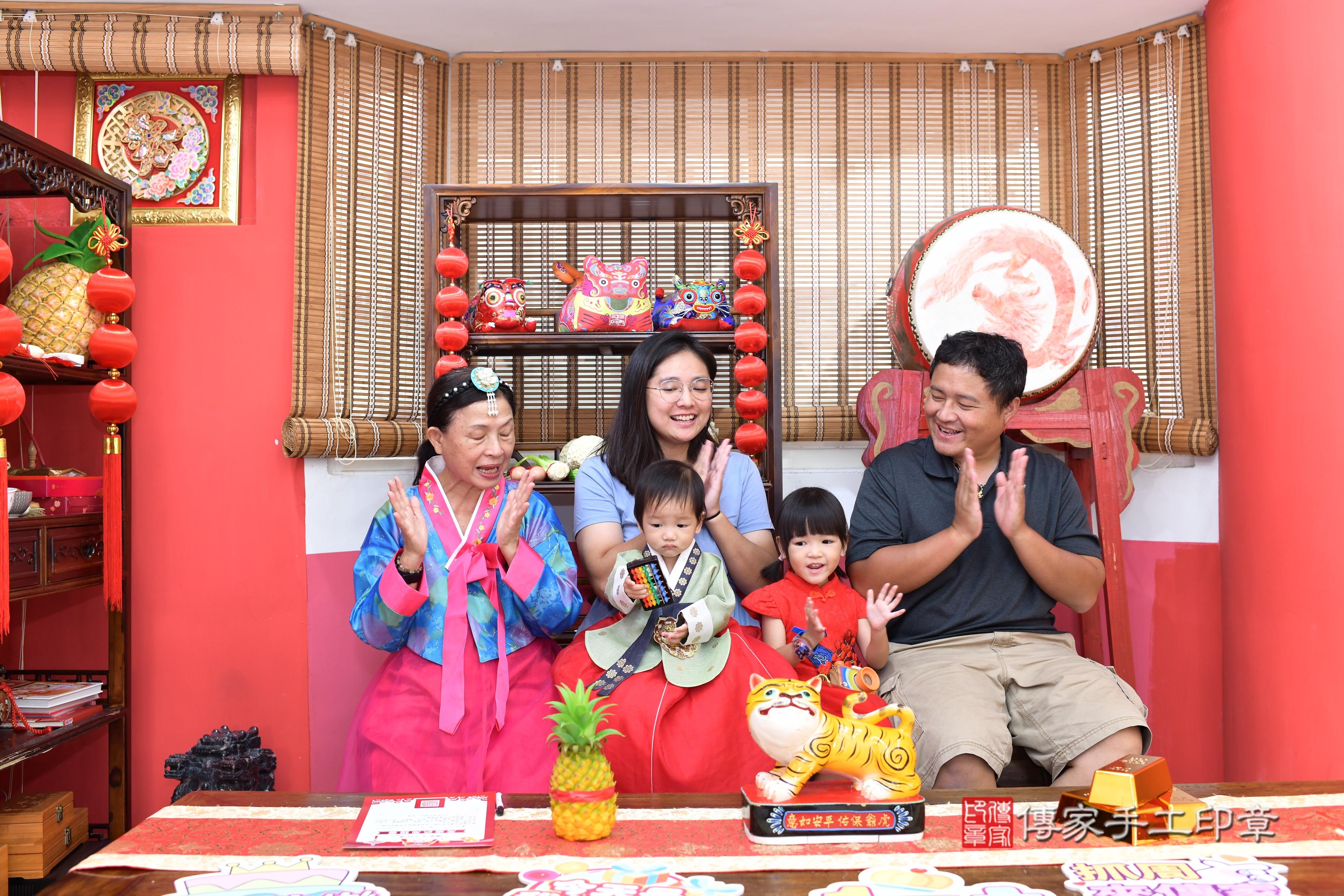 傳家手工印章高雄店、抓周、度脺、美式風會場、傳家嬰兒古禮、吉祥話、抓周道具物品24種、拍照。抓周證書。寶寶抓周、滿周歲、生日快樂、祝福