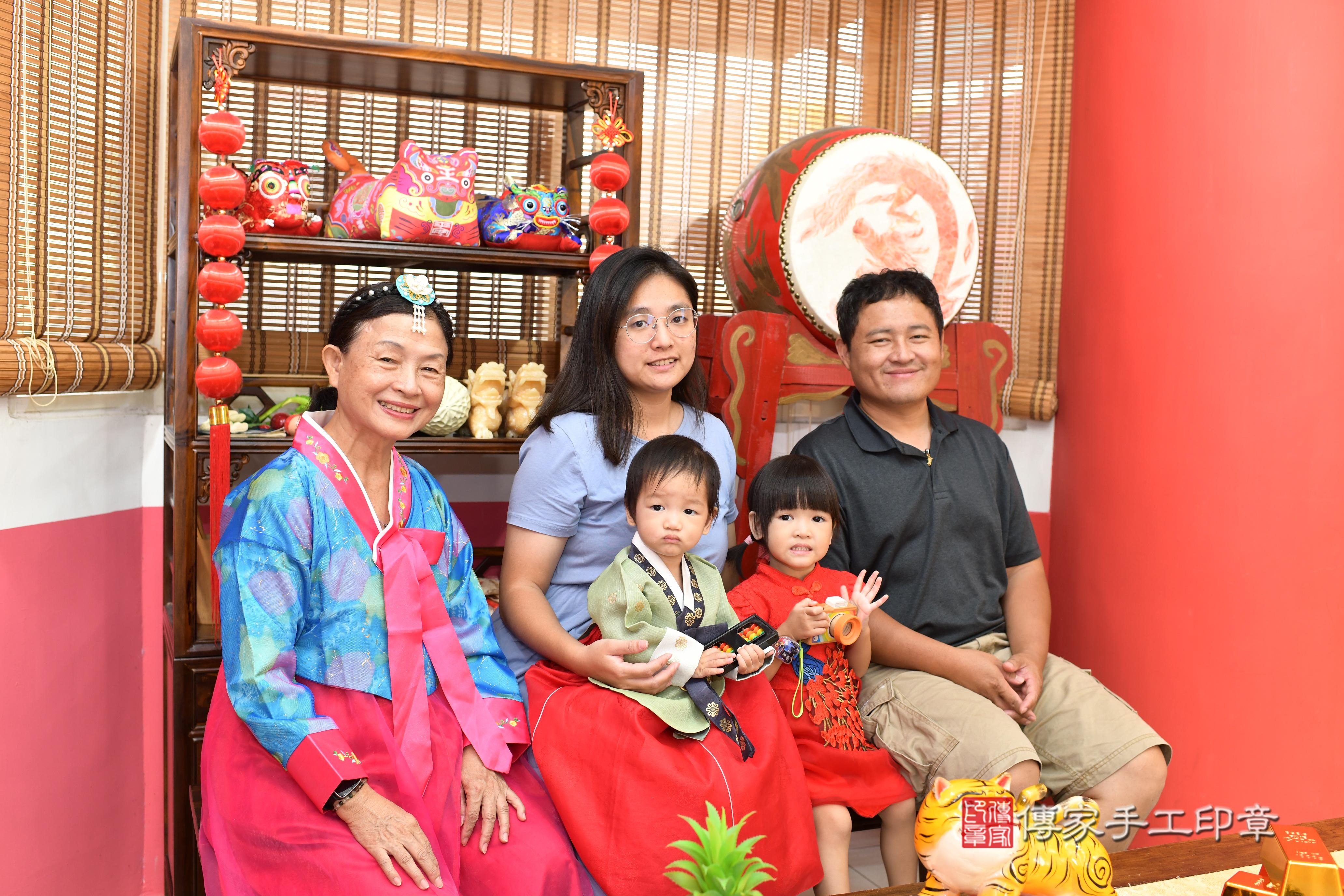 傳家手工印章高雄店、抓周、度脺、美式風會場、傳家嬰兒古禮、吉祥話、抓周道具物品24種、拍照。抓周證書。寶寶抓周、滿周歲、生日快樂、祝福