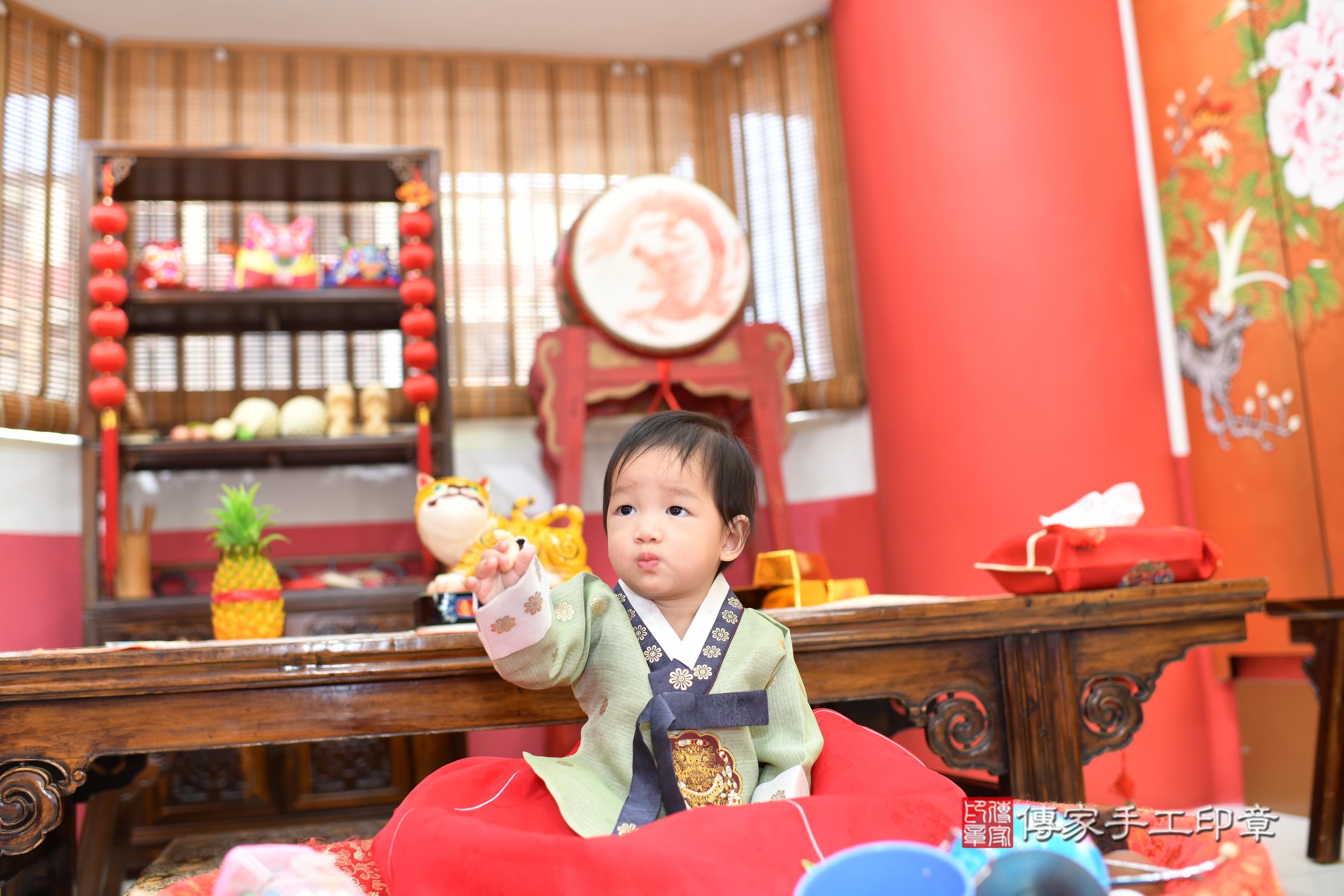 傳家手工印章高雄店、抓周、度脺、美式風會場、傳家嬰兒古禮、吉祥話、抓周道具物品24種、拍照。抓周證書。寶寶抓周、滿周歲、生日快樂、祝福