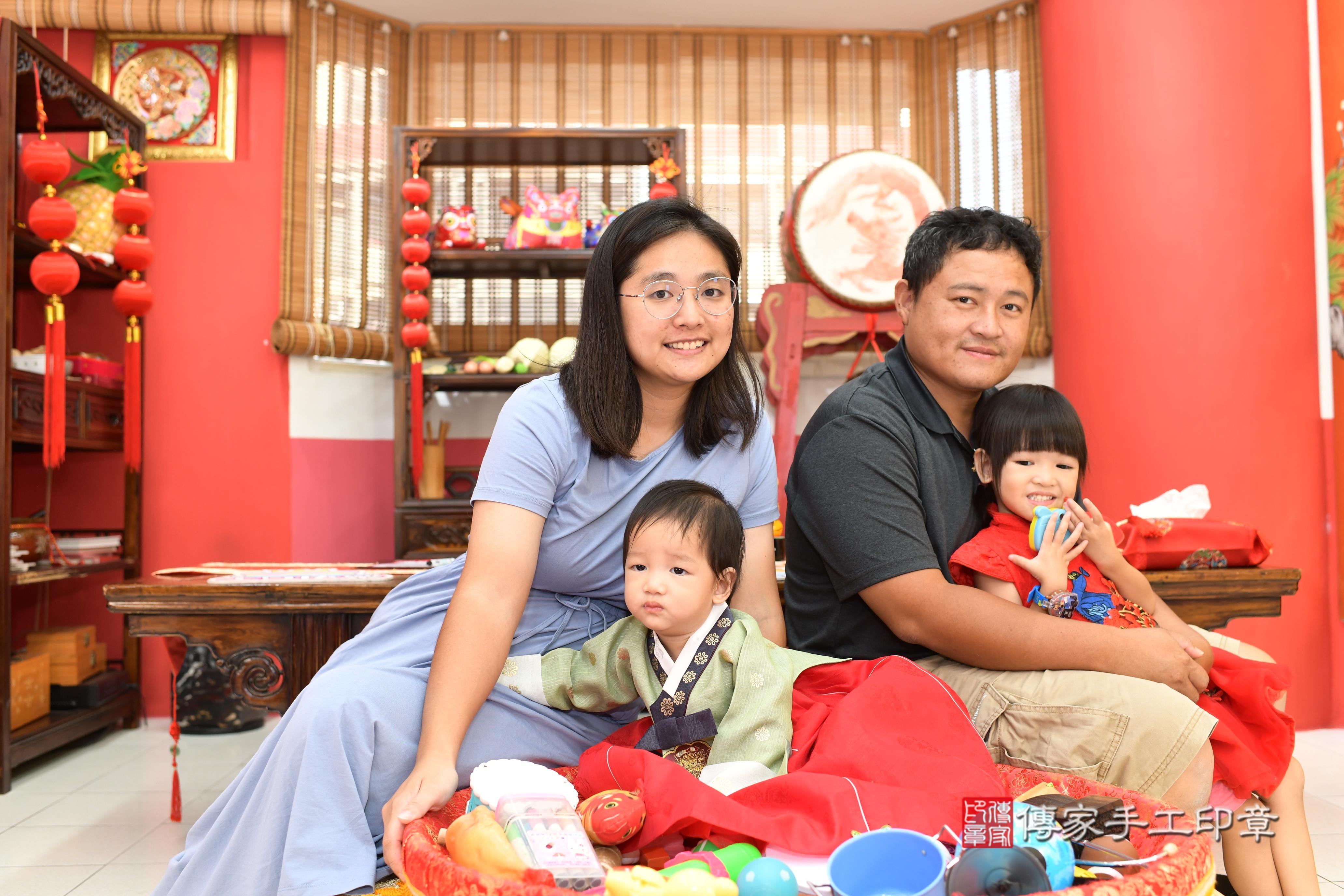 傳家手工印章高雄店、抓周、度脺、美式風會場、傳家嬰兒古禮、吉祥話、抓周道具物品24種、拍照。抓周證書。寶寶抓周、滿周歲、生日快樂、祝福