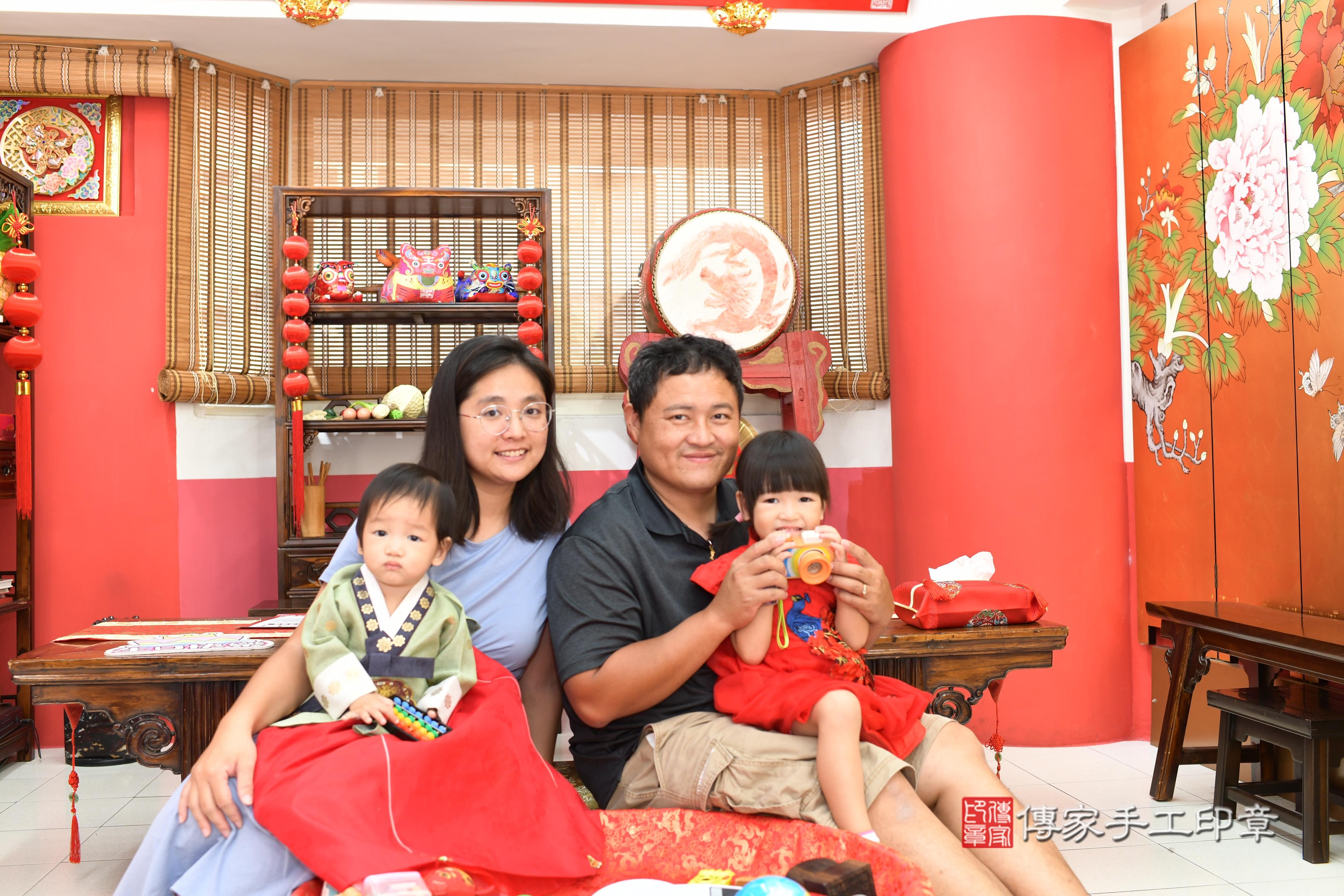 傳家手工印章高雄店、抓周、度脺、美式風會場、傳家嬰兒古禮、吉祥話、抓周道具物品24種、拍照。抓周證書。寶寶抓周、滿周歲、生日快樂、祝福