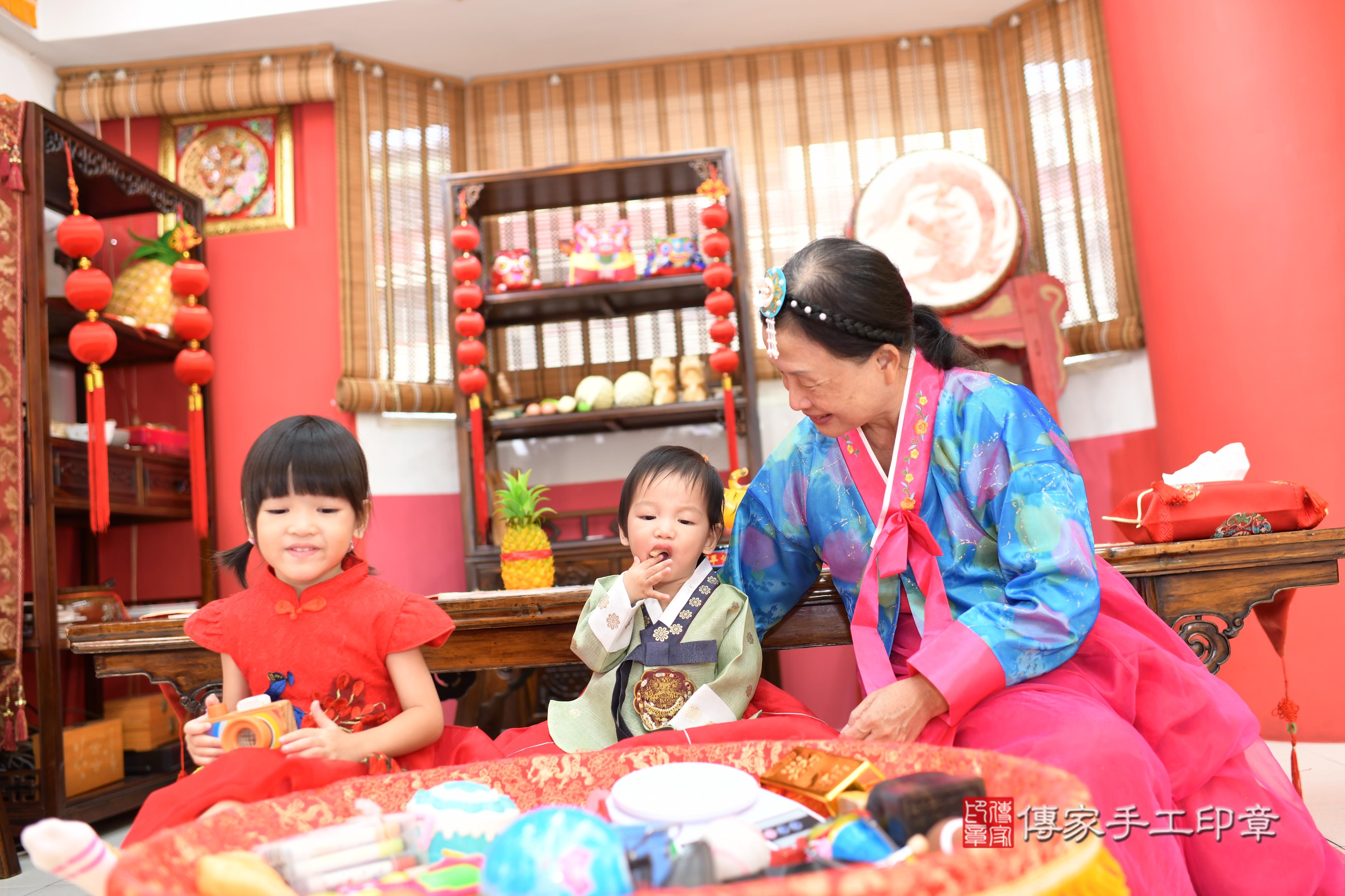 傳家手工印章高雄店、抓周、度脺、美式風會場、傳家嬰兒古禮、吉祥話、抓周道具物品24種、拍照。抓周證書。寶寶抓周、滿周歲、生日快樂、祝福