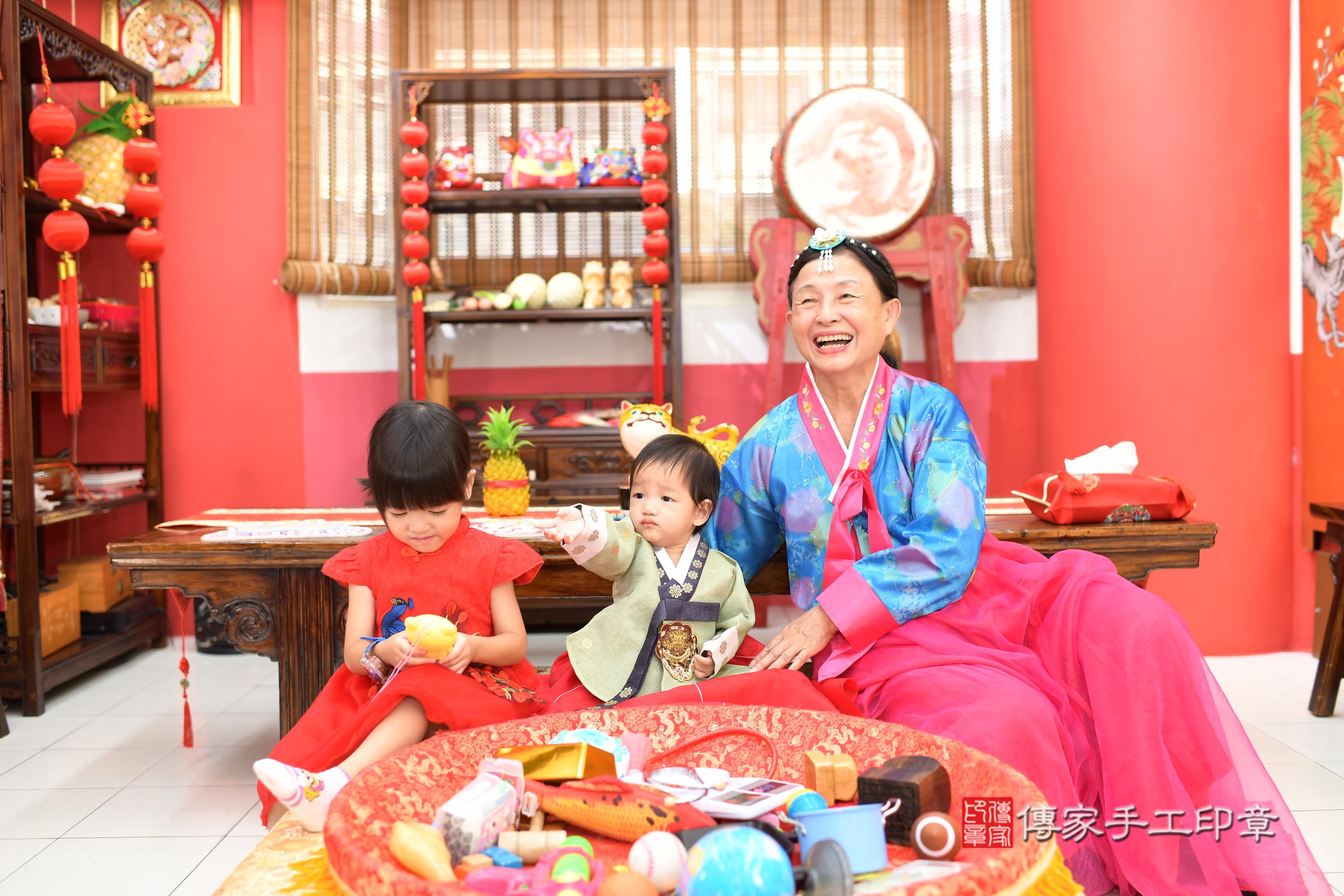 傳家手工印章高雄店、抓周、度脺、美式風會場、傳家嬰兒古禮、吉祥話、抓周道具物品24種、拍照。抓周證書。寶寶抓周、滿周歲、生日快樂、祝福