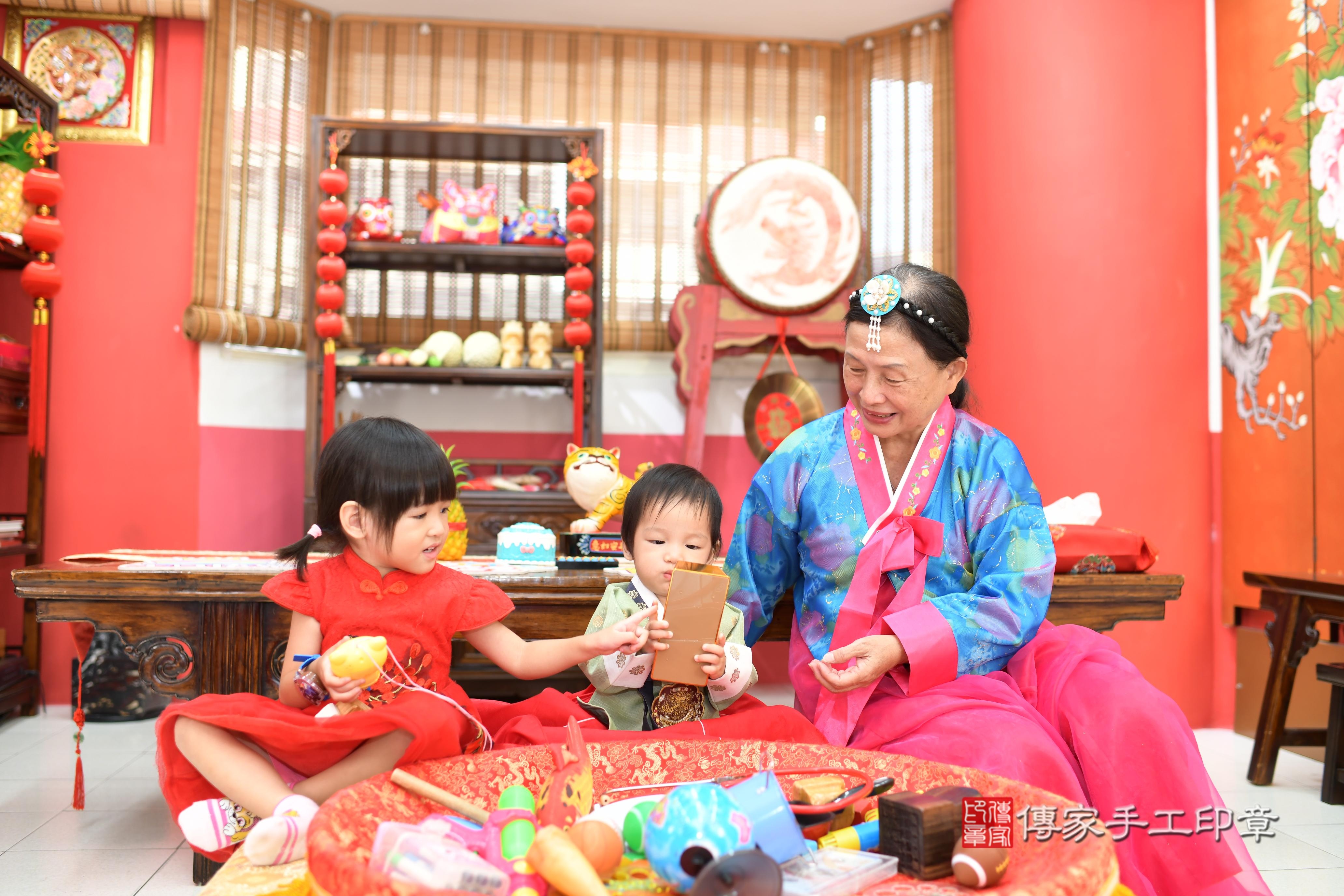 傳家手工印章高雄店、抓周、度脺、美式風會場、傳家嬰兒古禮、吉祥話、抓周道具物品24種、拍照。抓周證書。寶寶抓周、滿周歲、生日快樂、祝福