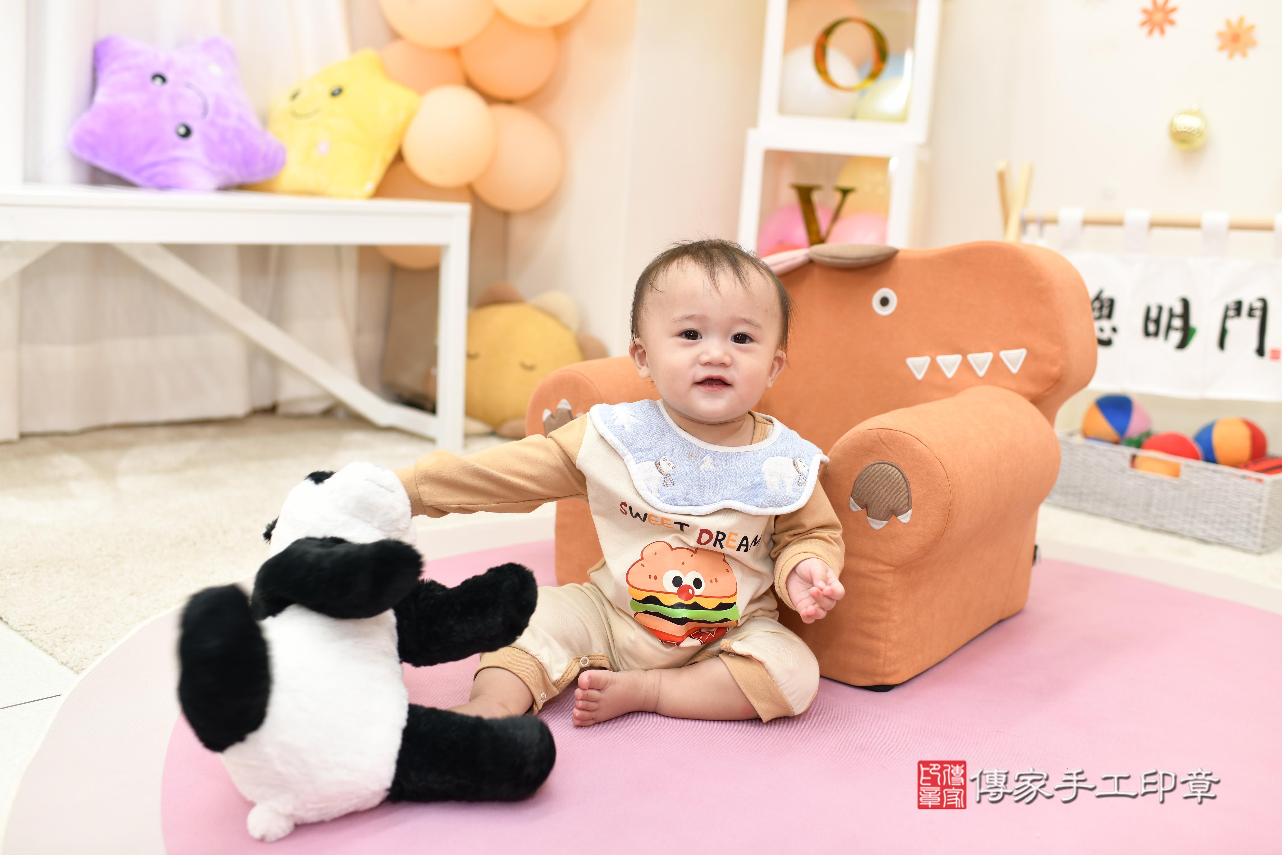 傳家手工印章高雄店、抓周、度脺、美式風會場、傳家嬰兒古禮、吉祥話、抓周道具物品24種、拍照。抓周證書。寶寶抓周、滿周歲、生日快樂、祝福