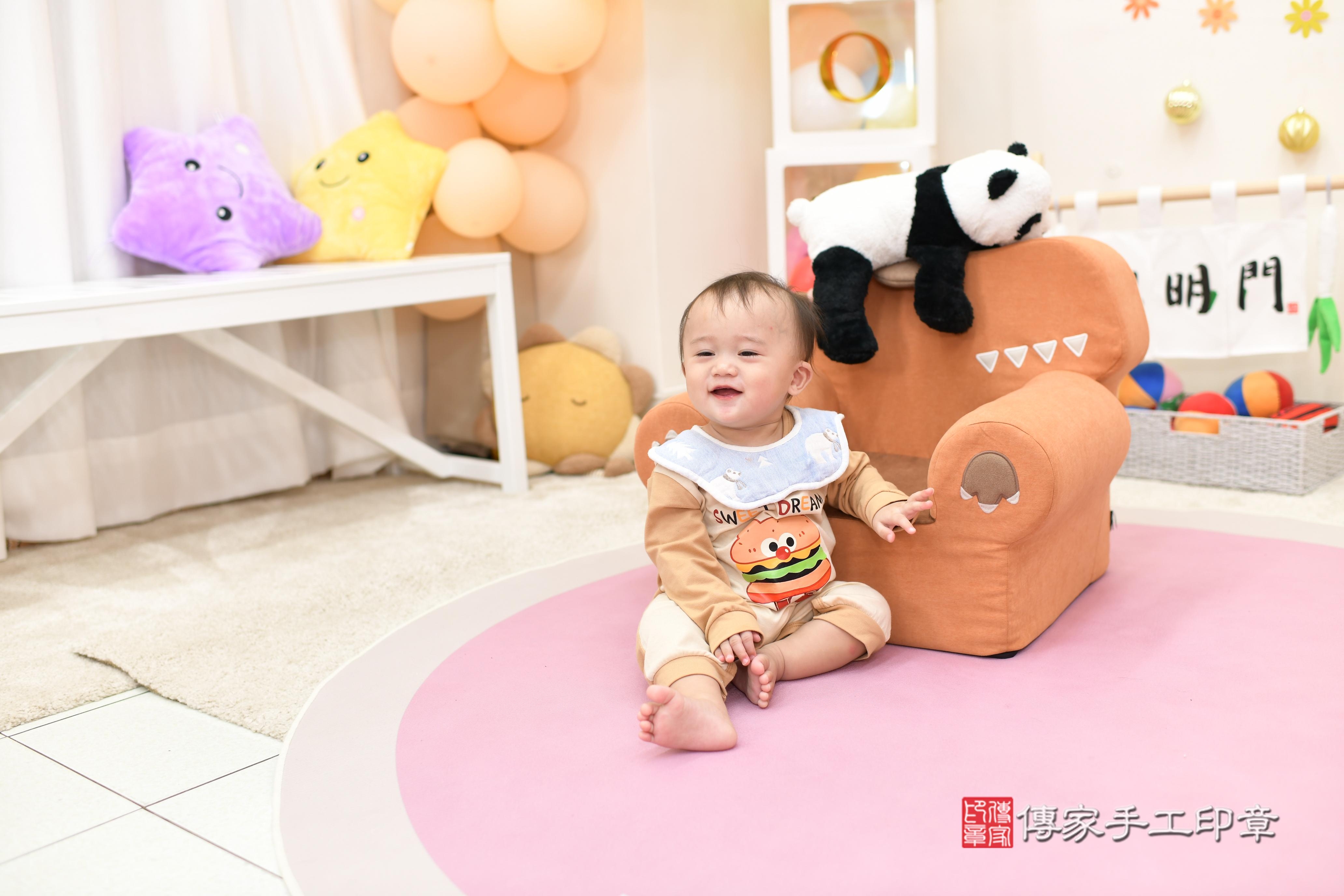 傳家手工印章高雄店、抓周、度脺、美式風會場、傳家嬰兒古禮、吉祥話、抓周道具物品24種、拍照。抓周證書。寶寶抓周、滿周歲、生日快樂、祝福