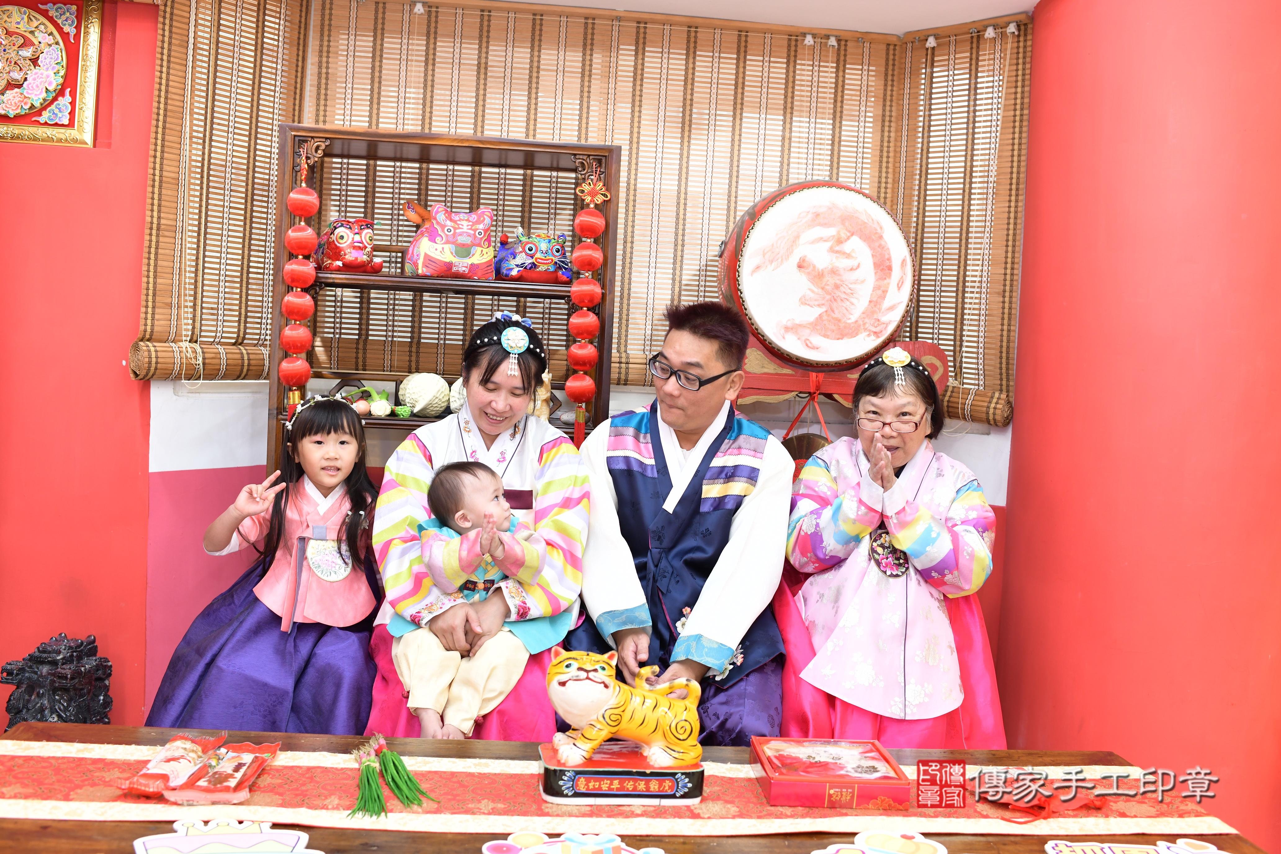 傳家手工印章高雄店、抓周、度脺、美式風會場、傳家嬰兒古禮、吉祥話、抓周道具物品24種、拍照。抓周證書。寶寶抓周、滿周歲、生日快樂、祝福