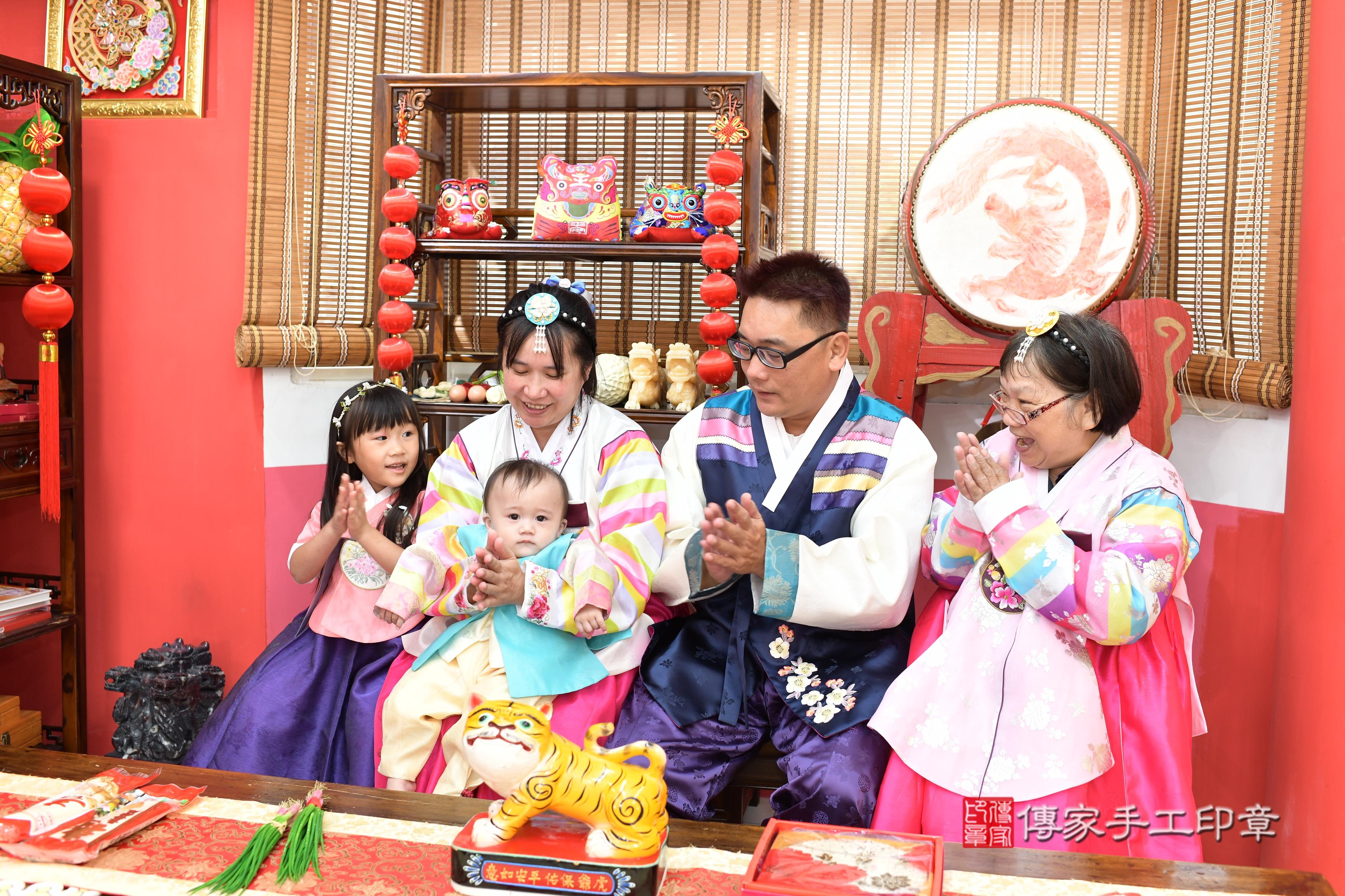 傳家手工印章高雄店、抓周、度脺、美式風會場、傳家嬰兒古禮、吉祥話、抓周道具物品24種、拍照。抓周證書。寶寶抓周、滿周歲、生日快樂、祝福