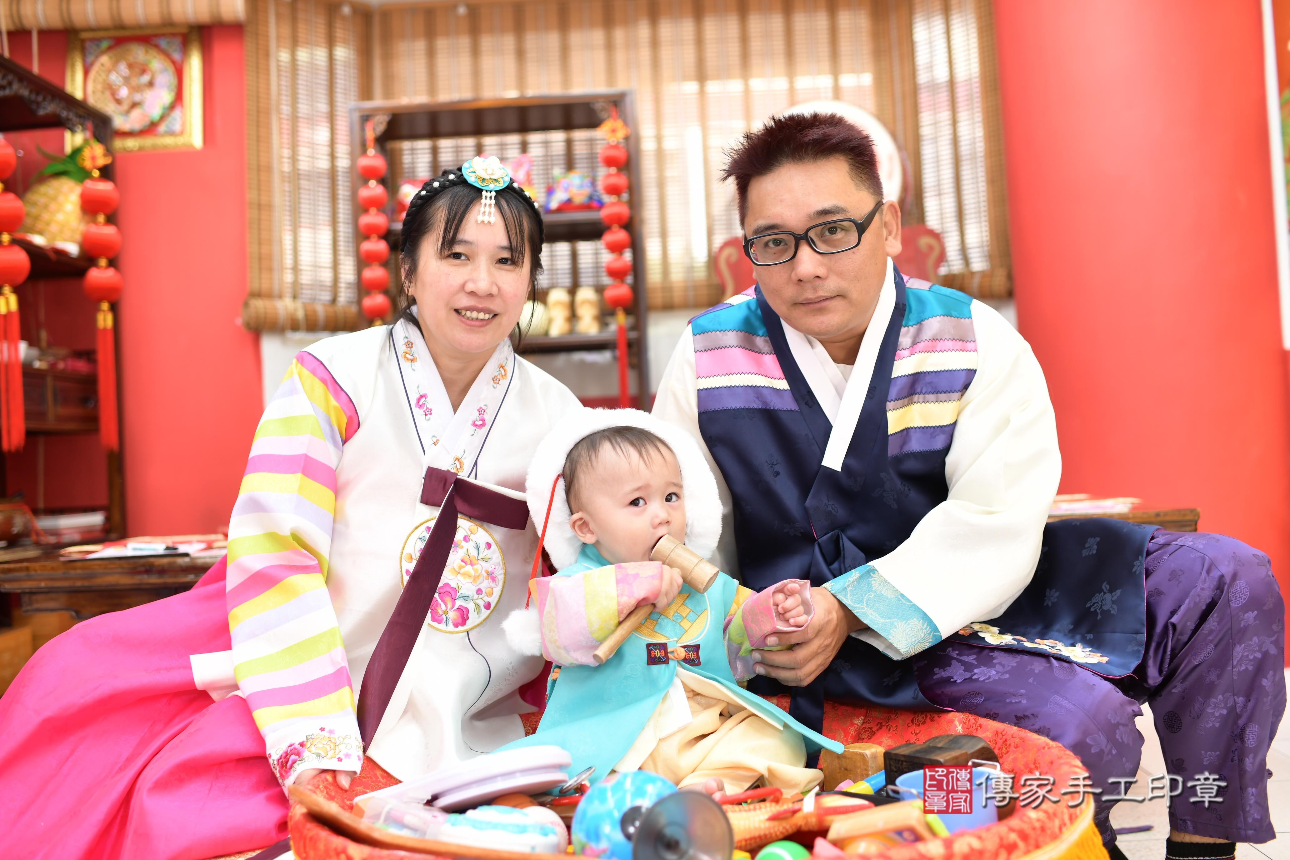 傳家手工印章高雄店、抓周、度脺、美式風會場、傳家嬰兒古禮、吉祥話、抓周道具物品24種、拍照。抓周證書。寶寶抓周、滿周歲、生日快樂、祝福