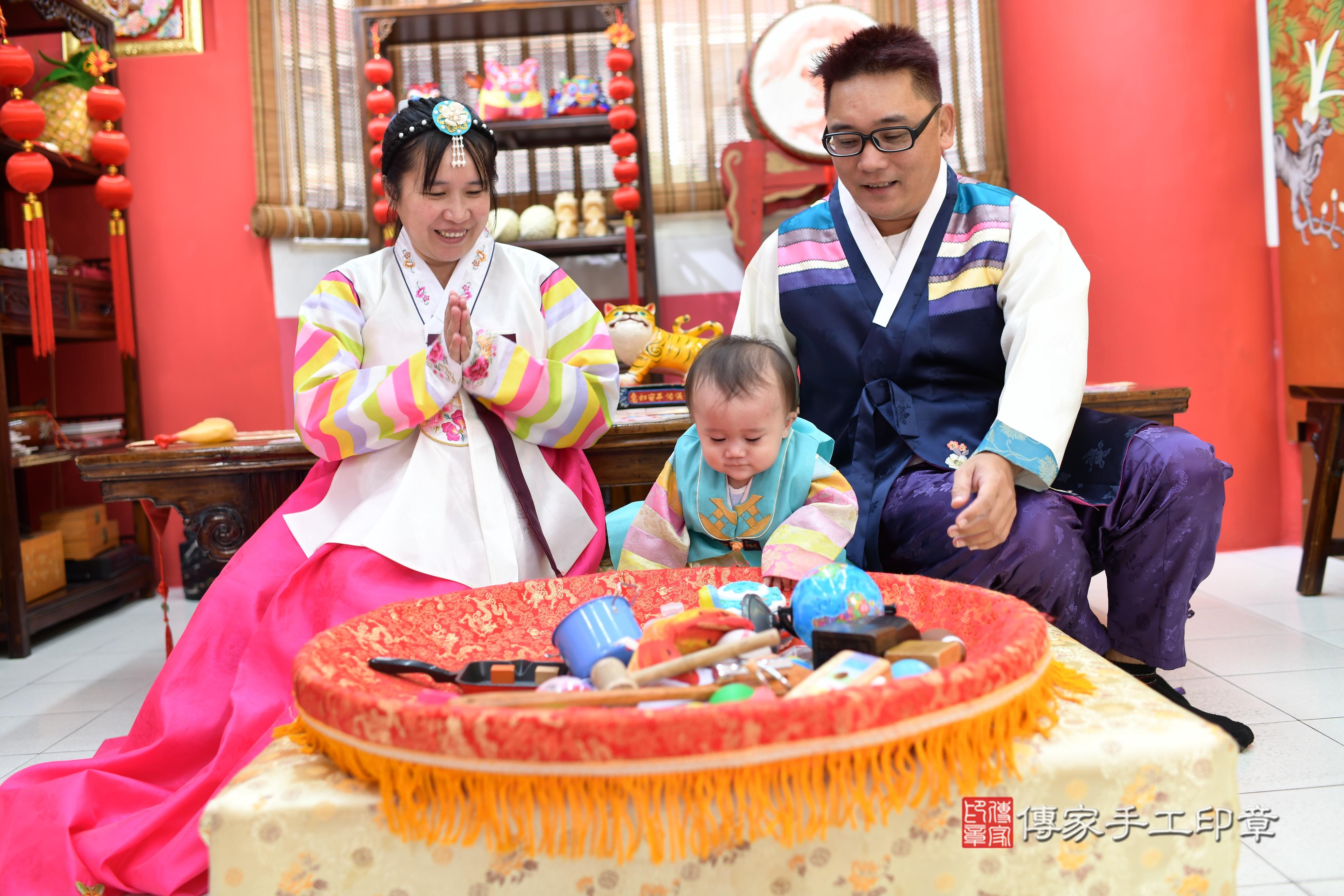 傳家手工印章高雄店、抓周、度脺、美式風會場、傳家嬰兒古禮、吉祥話、抓周道具物品24種、拍照。抓周證書。寶寶抓周、滿周歲、生日快樂、祝福