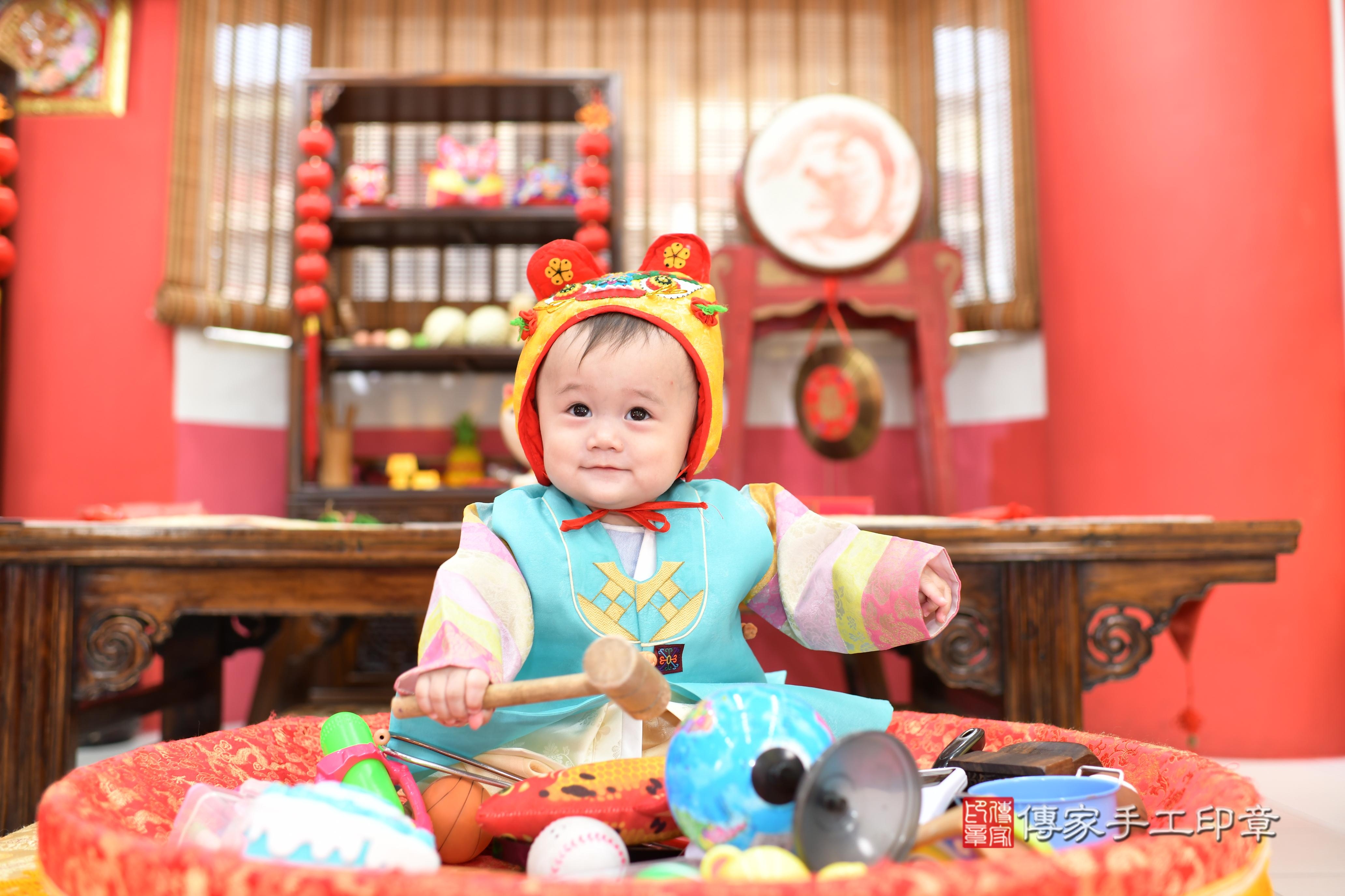 傳家手工印章高雄店、抓周、度脺、美式風會場、傳家嬰兒古禮、吉祥話、抓周道具物品24種、拍照。抓周證書。寶寶抓周、滿周歲、生日快樂、祝福