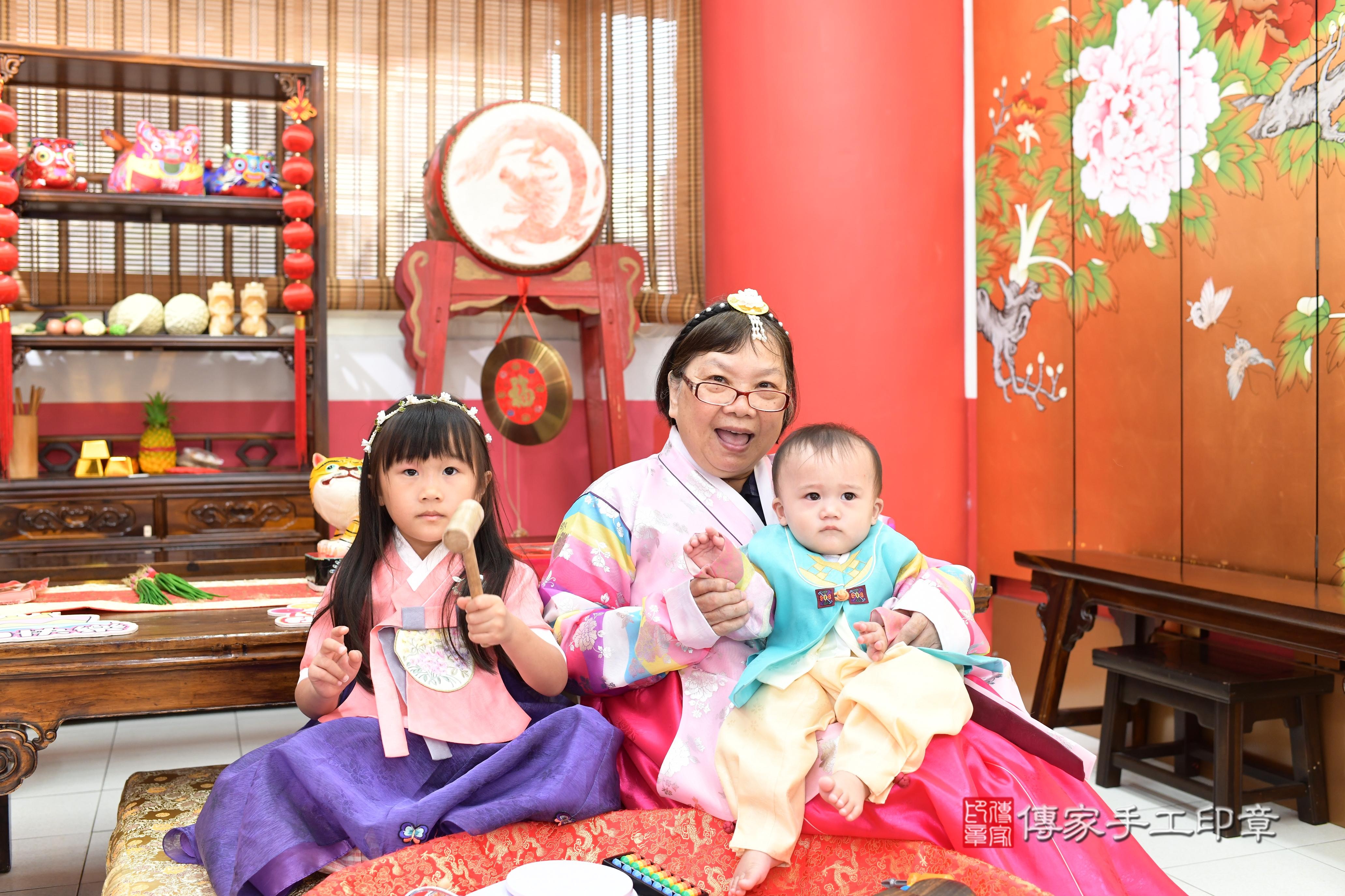 傳家手工印章高雄店、抓周、度脺、美式風會場、傳家嬰兒古禮、吉祥話、抓周道具物品24種、拍照。抓周證書。寶寶抓周、滿周歲、生日快樂、祝福