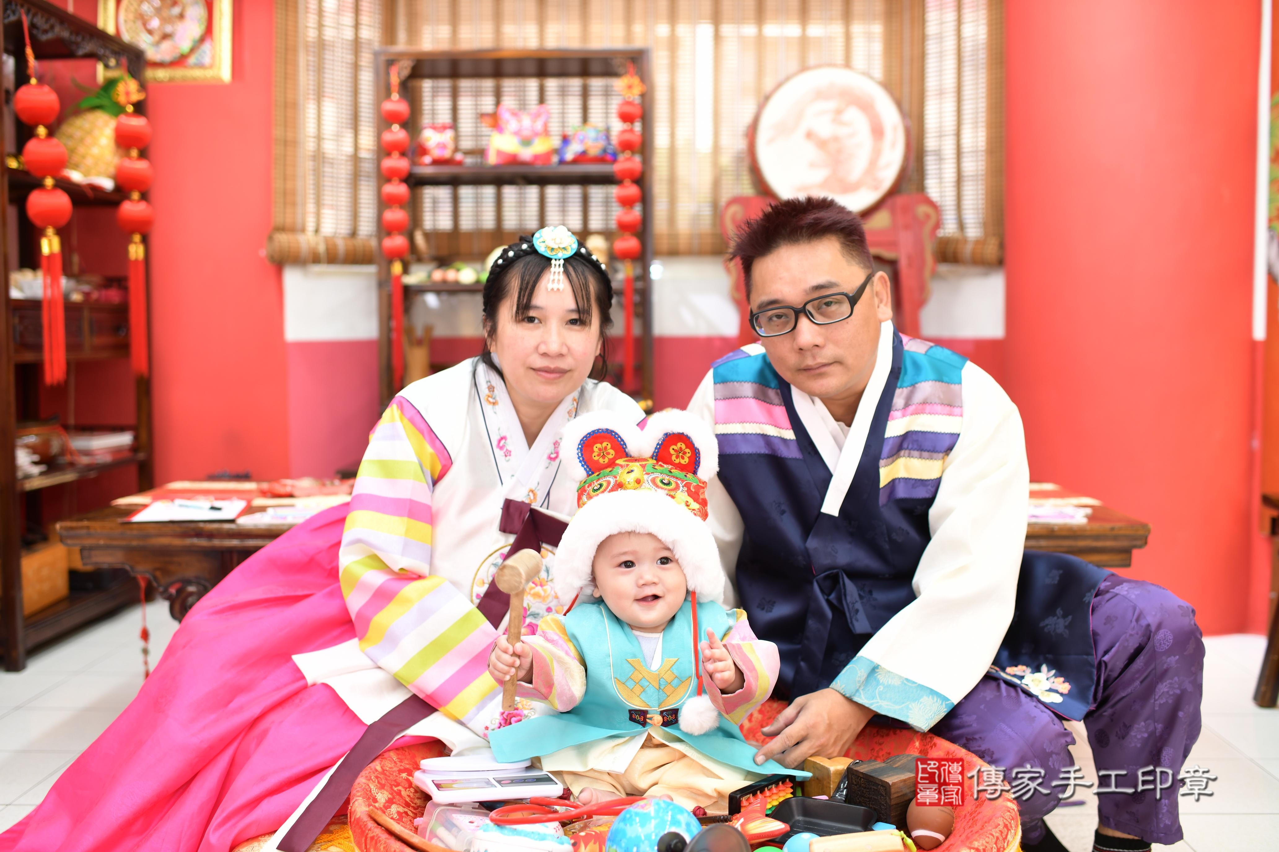 傳家手工印章高雄店、抓周、度脺、美式風會場、傳家嬰兒古禮、吉祥話、抓周道具物品24種、拍照。抓周證書。寶寶抓周、滿周歲、生日快樂、祝福