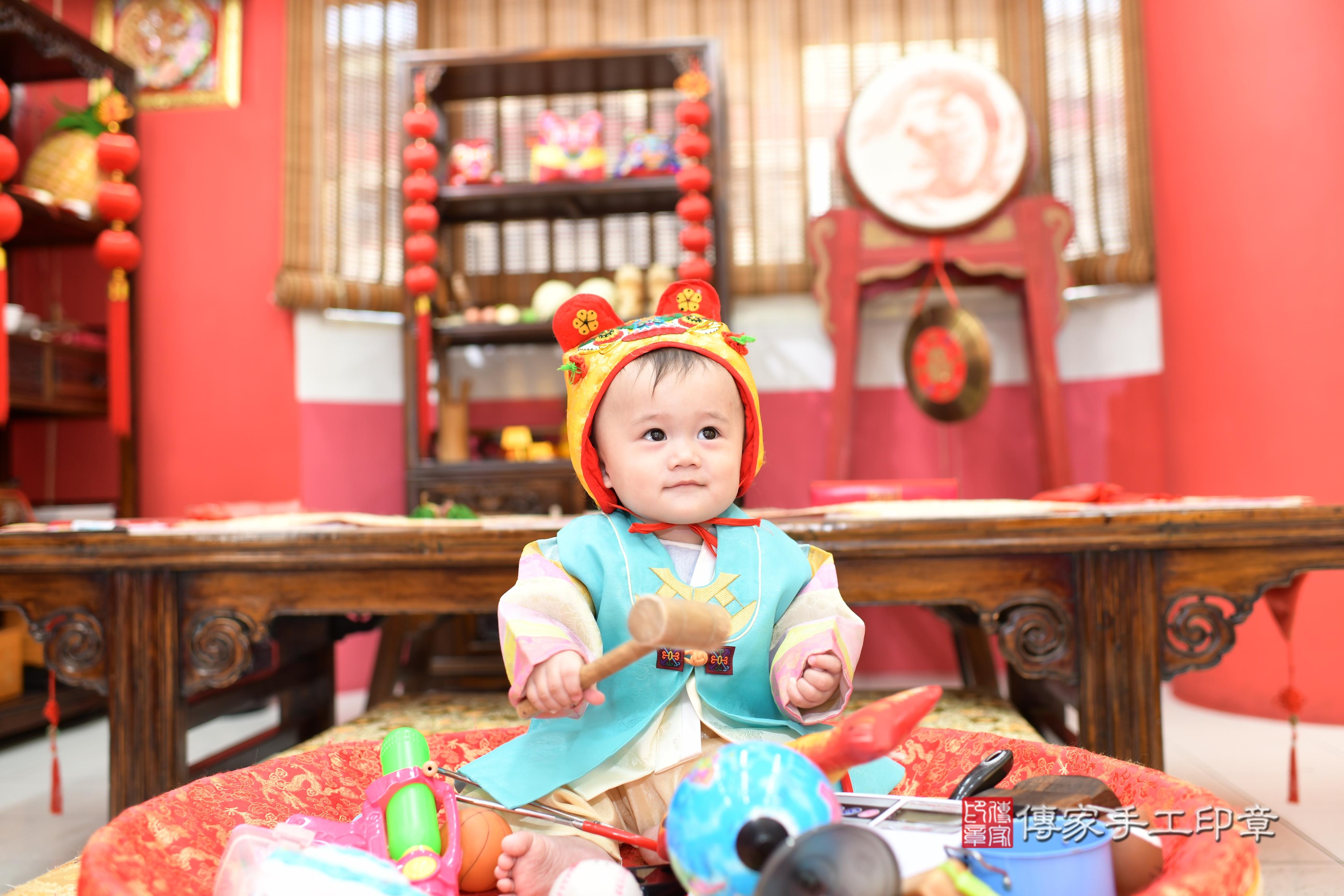 傳家手工印章高雄店、抓周、度脺、美式風會場、傳家嬰兒古禮、吉祥話、抓周道具物品24種、拍照。抓周證書。寶寶抓周、滿周歲、生日快樂、祝福