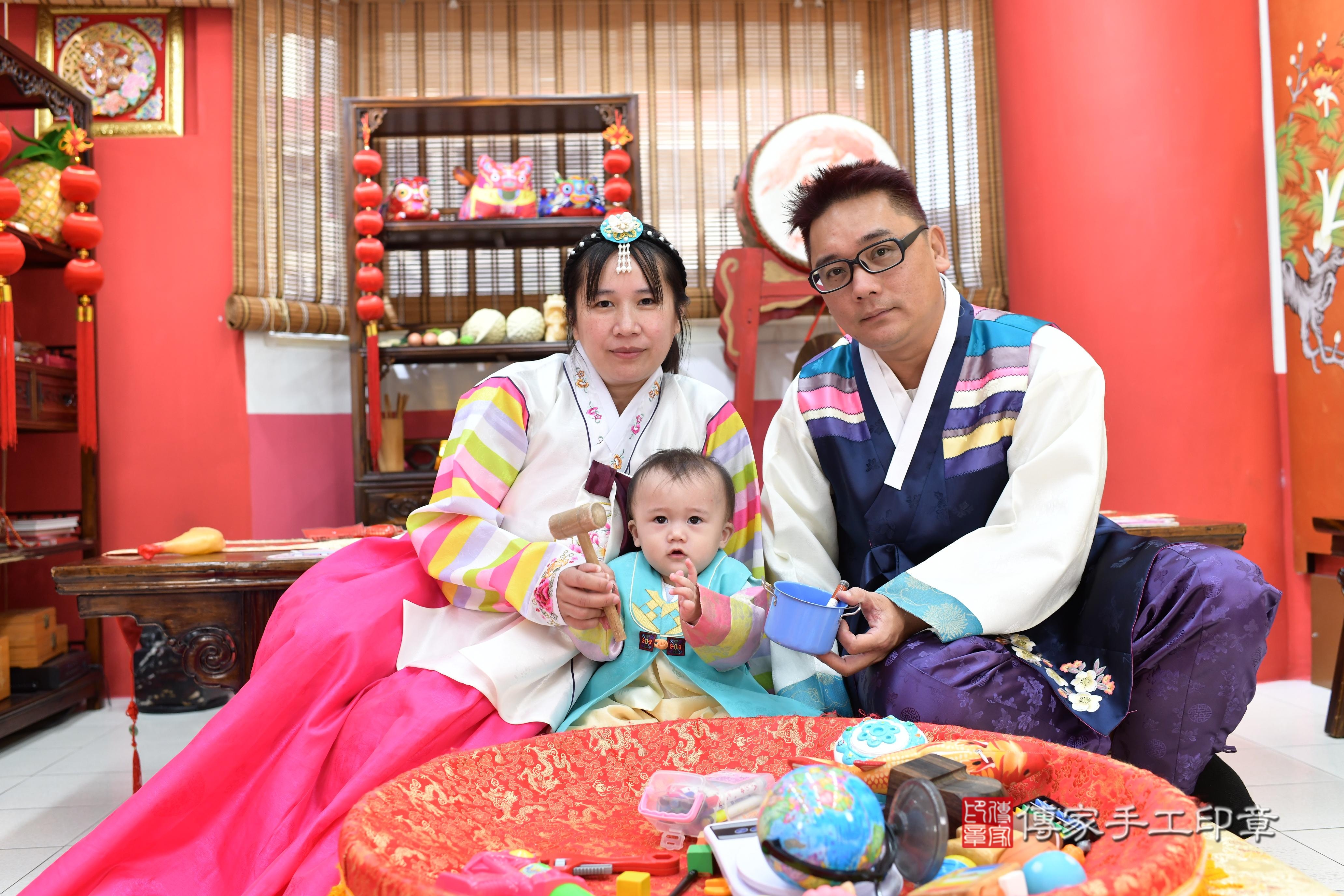 傳家手工印章高雄店、抓周、度脺、美式風會場、傳家嬰兒古禮、吉祥話、抓周道具物品24種、拍照。抓周證書。寶寶抓周、滿周歲、生日快樂、祝福