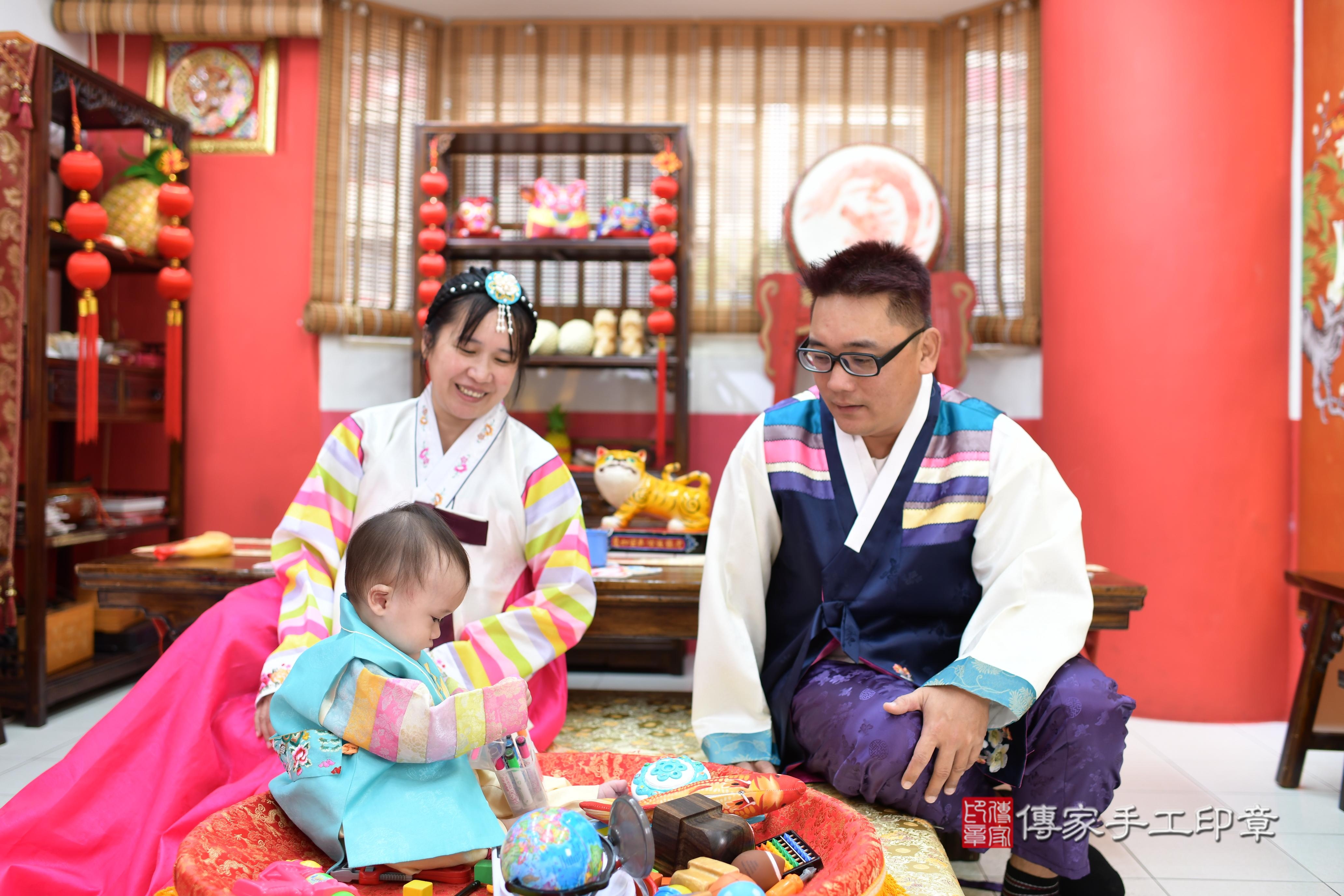 傳家手工印章高雄店、抓周、度脺、美式風會場、傳家嬰兒古禮、吉祥話、抓周道具物品24種、拍照。抓周證書。寶寶抓周、滿周歲、生日快樂、祝福