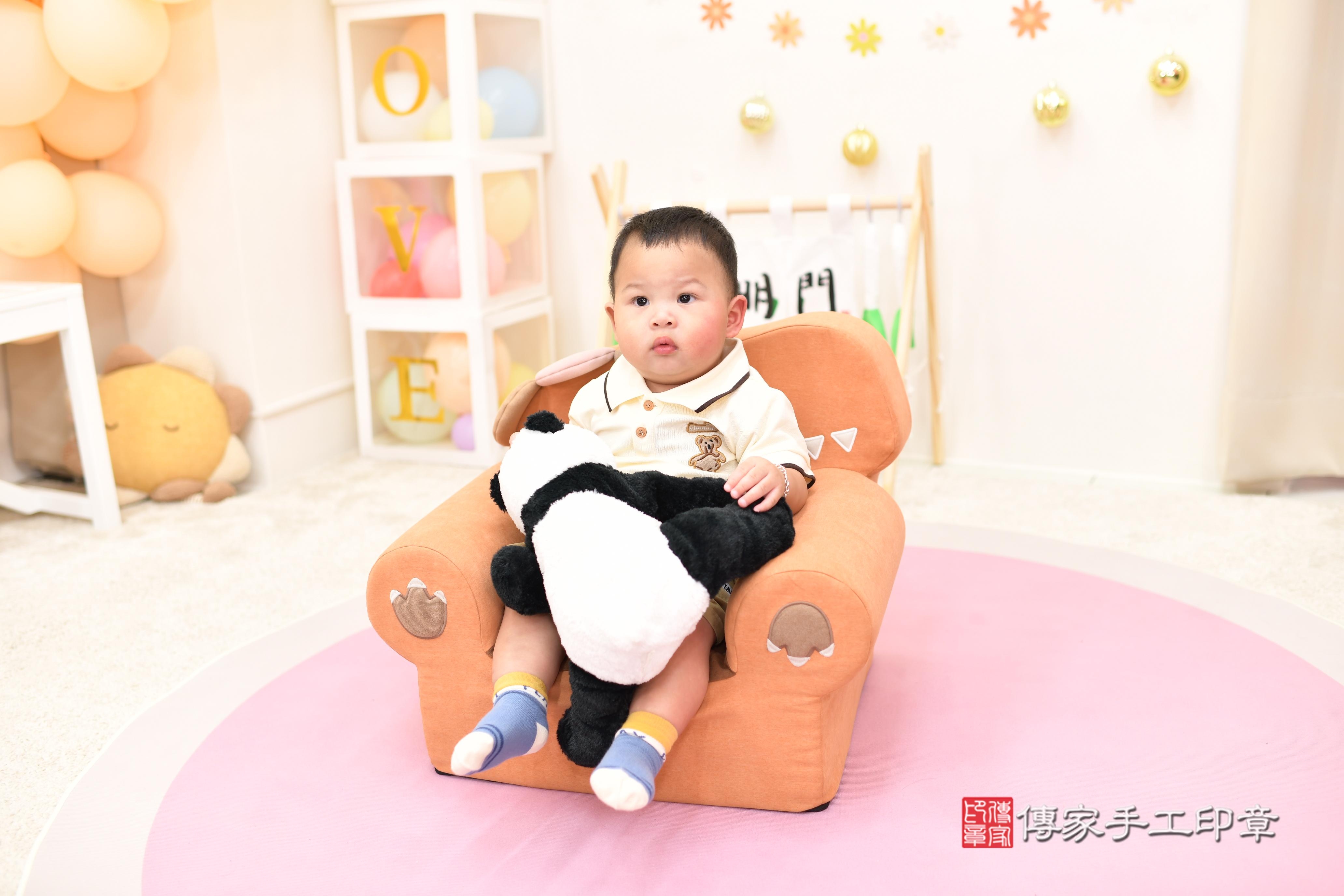 傳家手工印章高雄店、抓周、度脺、美式風會場、傳家嬰兒古禮、吉祥話、抓周道具物品24種、拍照。抓周證書。寶寶抓周、滿周歲、生日快樂、祝福