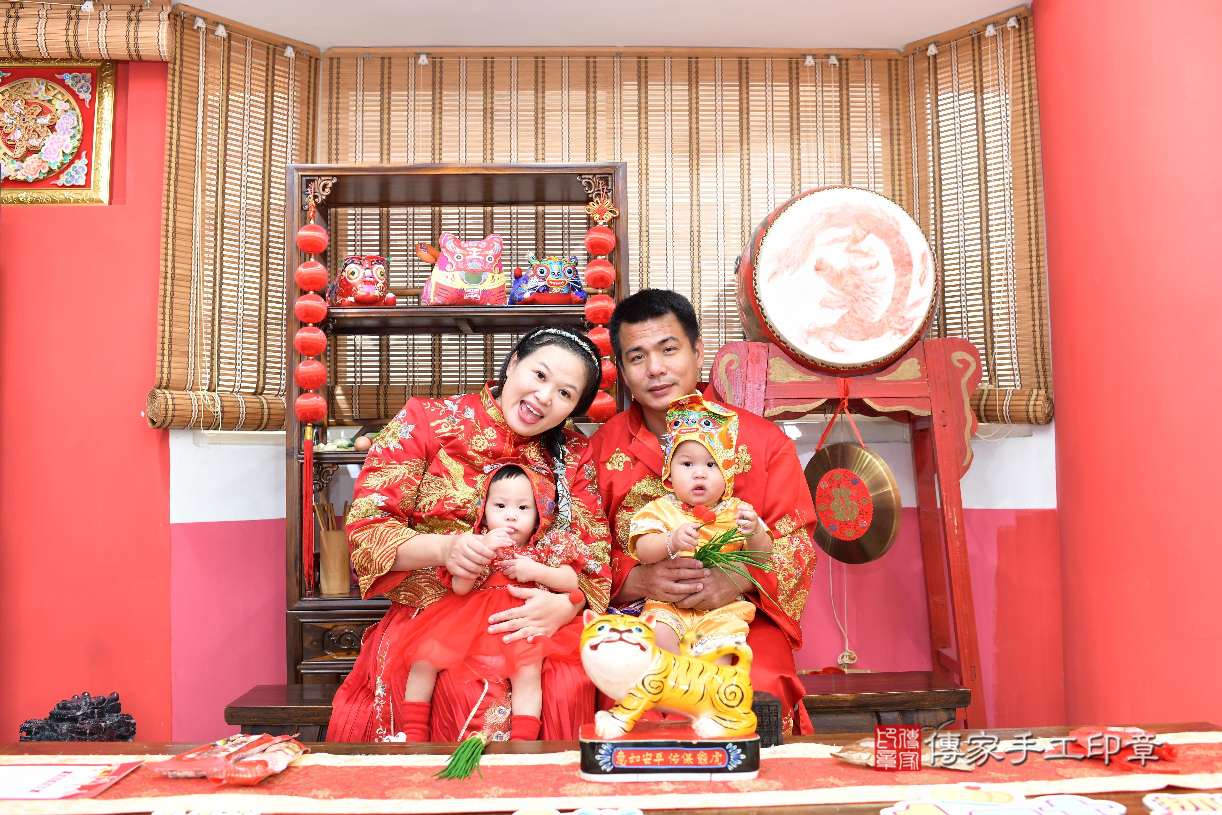 傳家手工印章高雄店、抓周、度脺、美式風會場、傳家嬰兒古禮、吉祥話、抓周道具物品24種、拍照。抓周證書。寶寶抓周、滿周歲、生日快樂、祝福