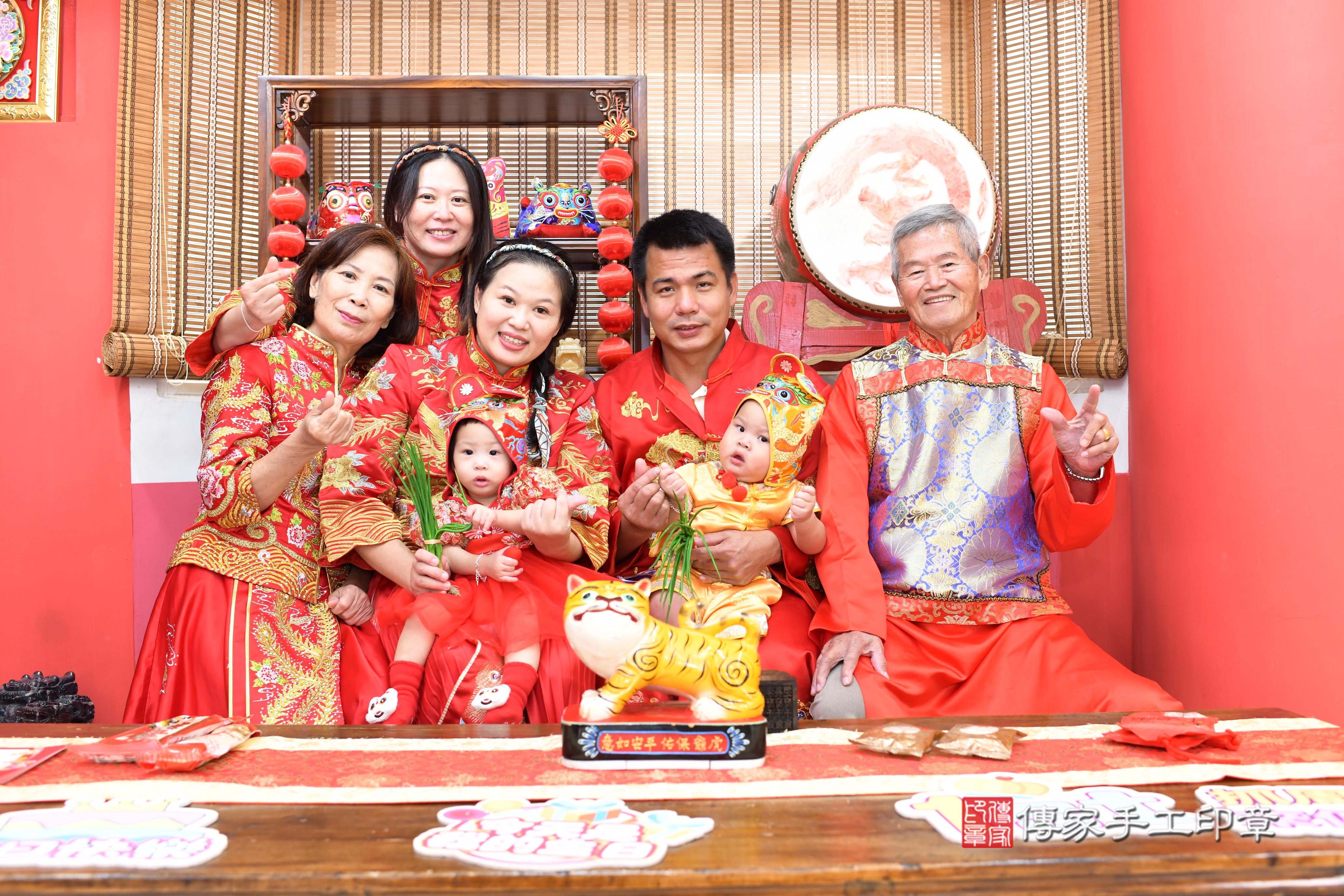 傳家手工印章高雄店、抓周、度脺、美式風會場、傳家嬰兒古禮、吉祥話、抓周道具物品24種、拍照。抓周證書。寶寶抓周、滿周歲、生日快樂、祝福