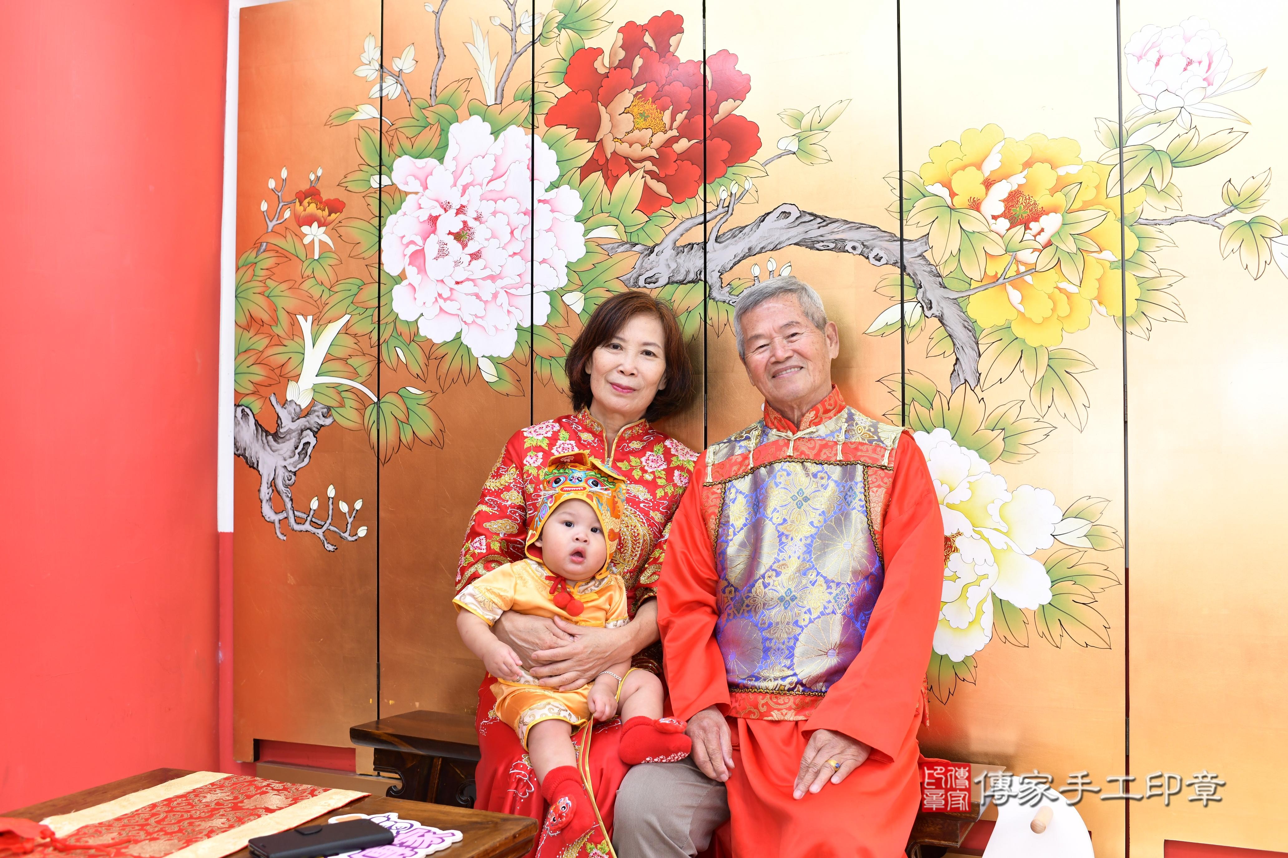 傳家手工印章高雄店、抓周、度脺、美式風會場、傳家嬰兒古禮、吉祥話、抓周道具物品24種、拍照。抓周證書。寶寶抓周、滿周歲、生日快樂、祝福