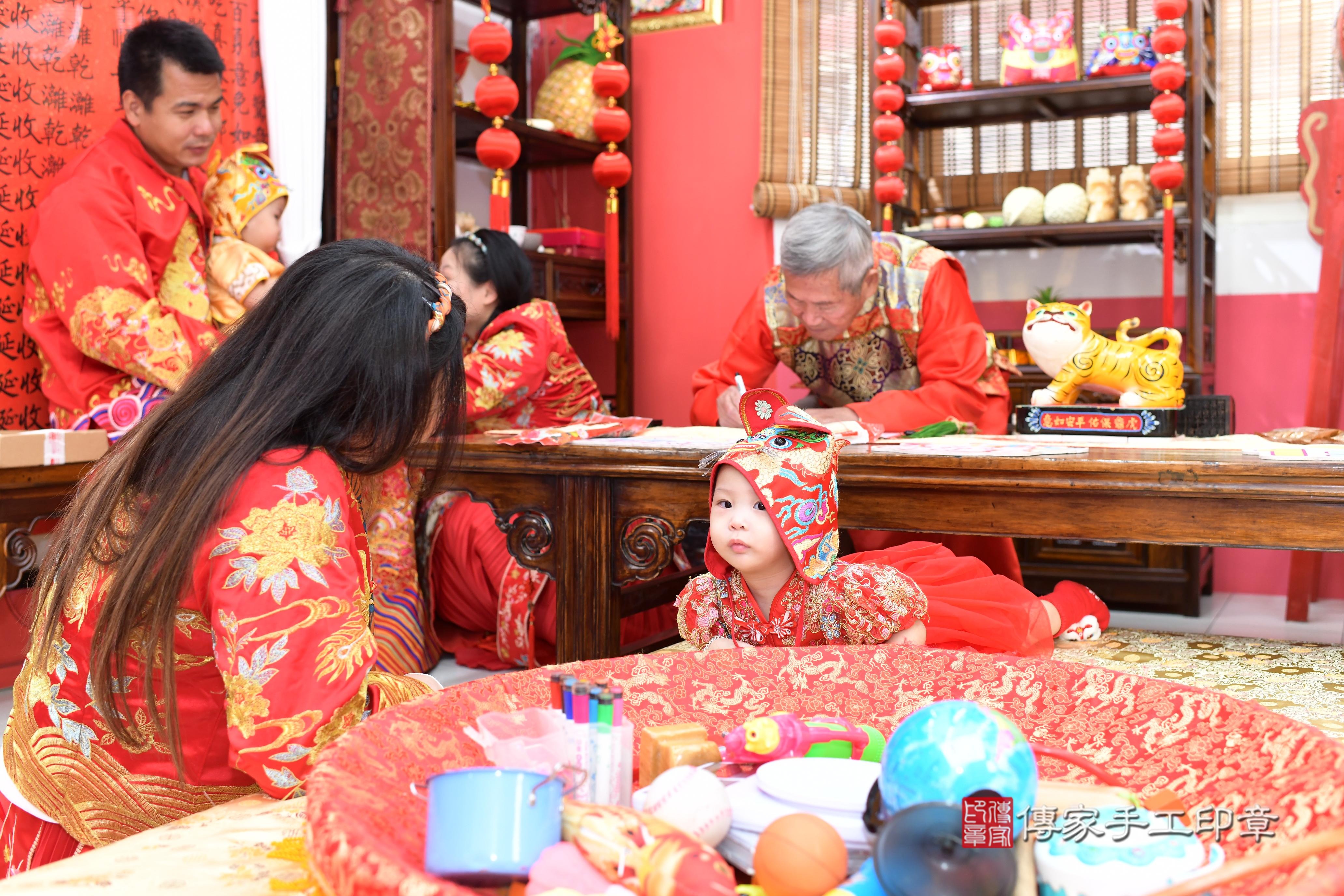 傳家手工印章高雄店、抓周、度脺、美式風會場、傳家嬰兒古禮、吉祥話、抓周道具物品24種、拍照。抓周證書。寶寶抓周、滿周歲、生日快樂、祝福