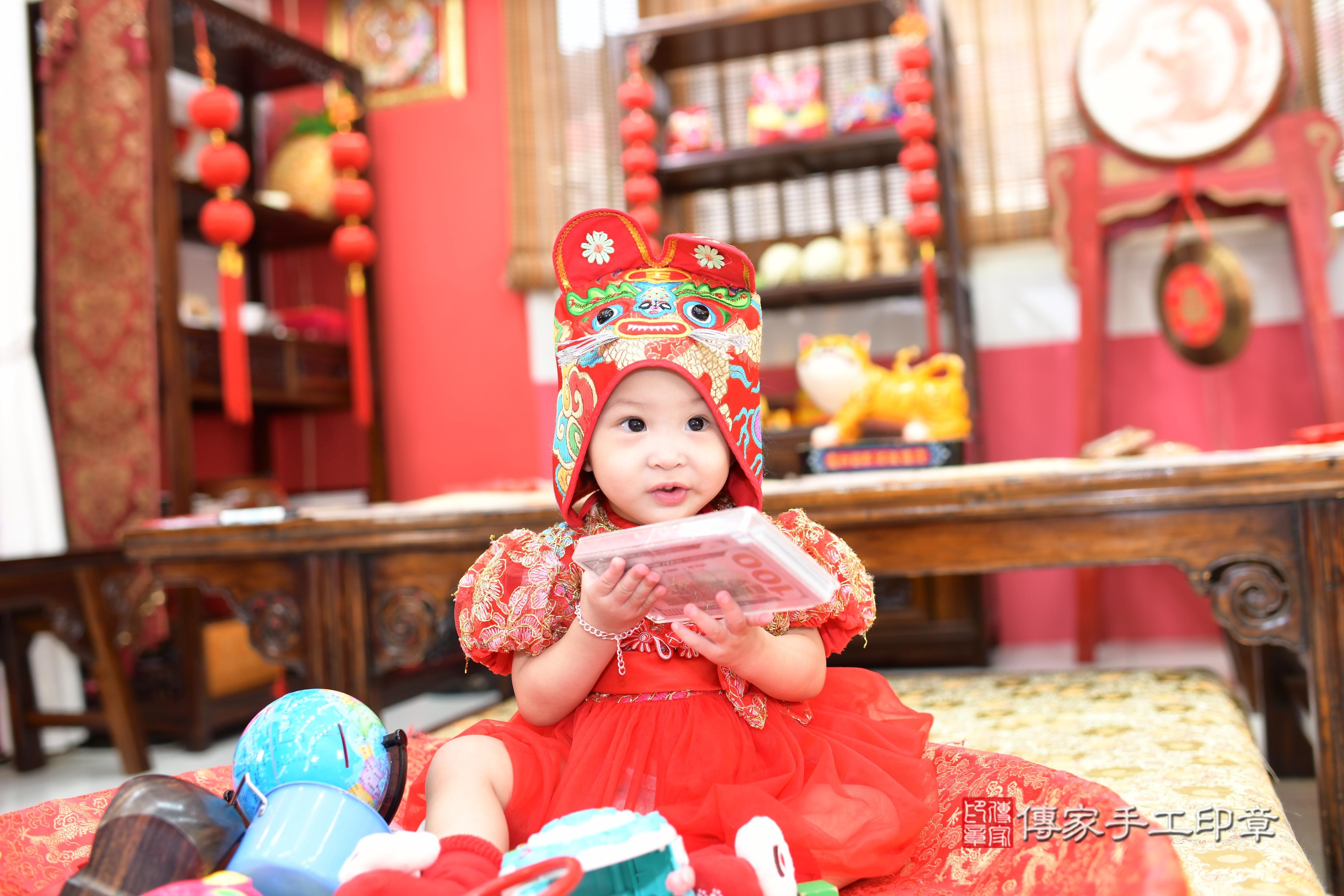 傳家手工印章高雄店、抓周、度脺、美式風會場、傳家嬰兒古禮、吉祥話、抓周道具物品24種、拍照。抓周證書。寶寶抓周、滿周歲、生日快樂、祝福