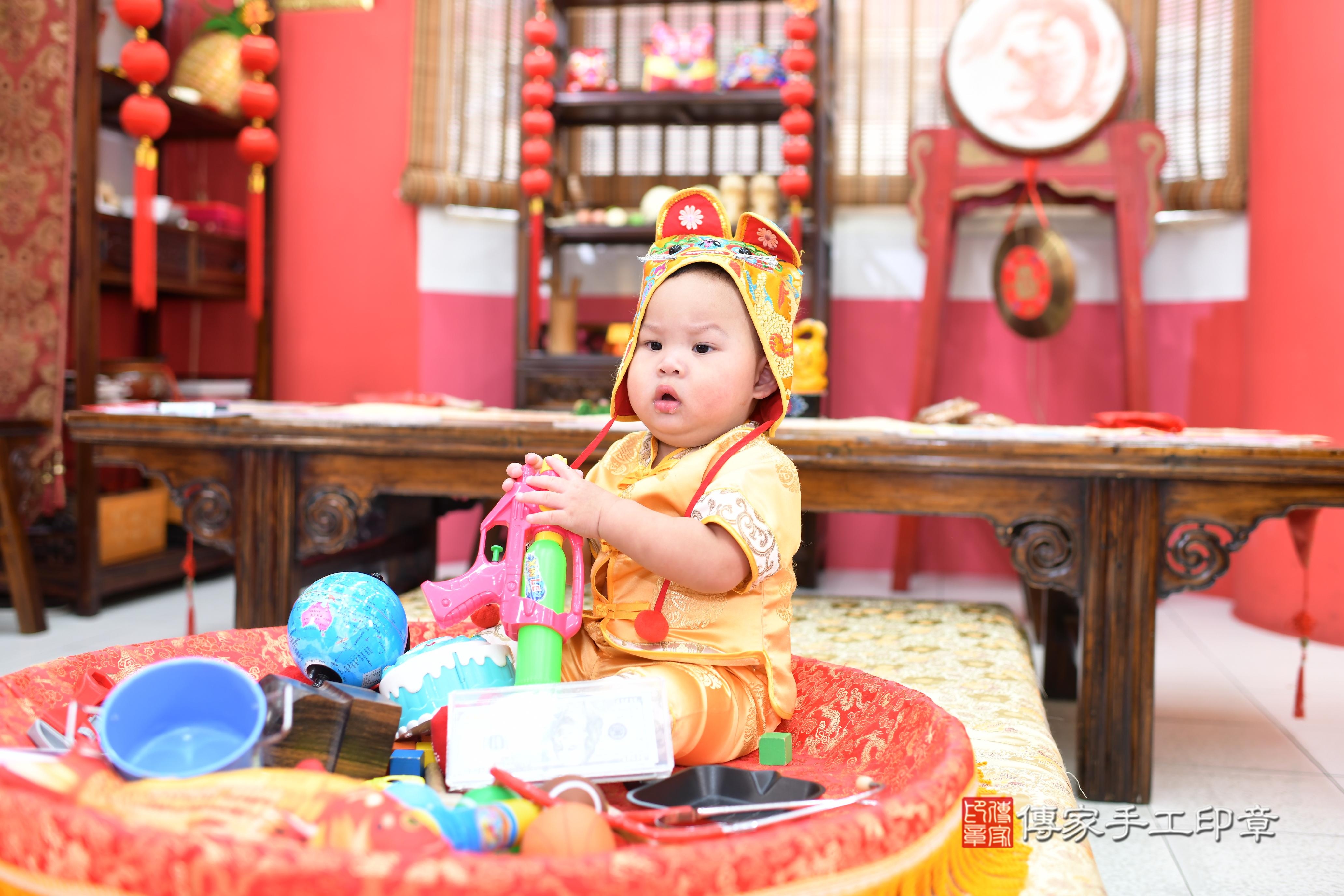傳家手工印章高雄店、抓周、度脺、美式風會場、傳家嬰兒古禮、吉祥話、抓周道具物品24種、拍照。抓周證書。寶寶抓周、滿周歲、生日快樂、祝福