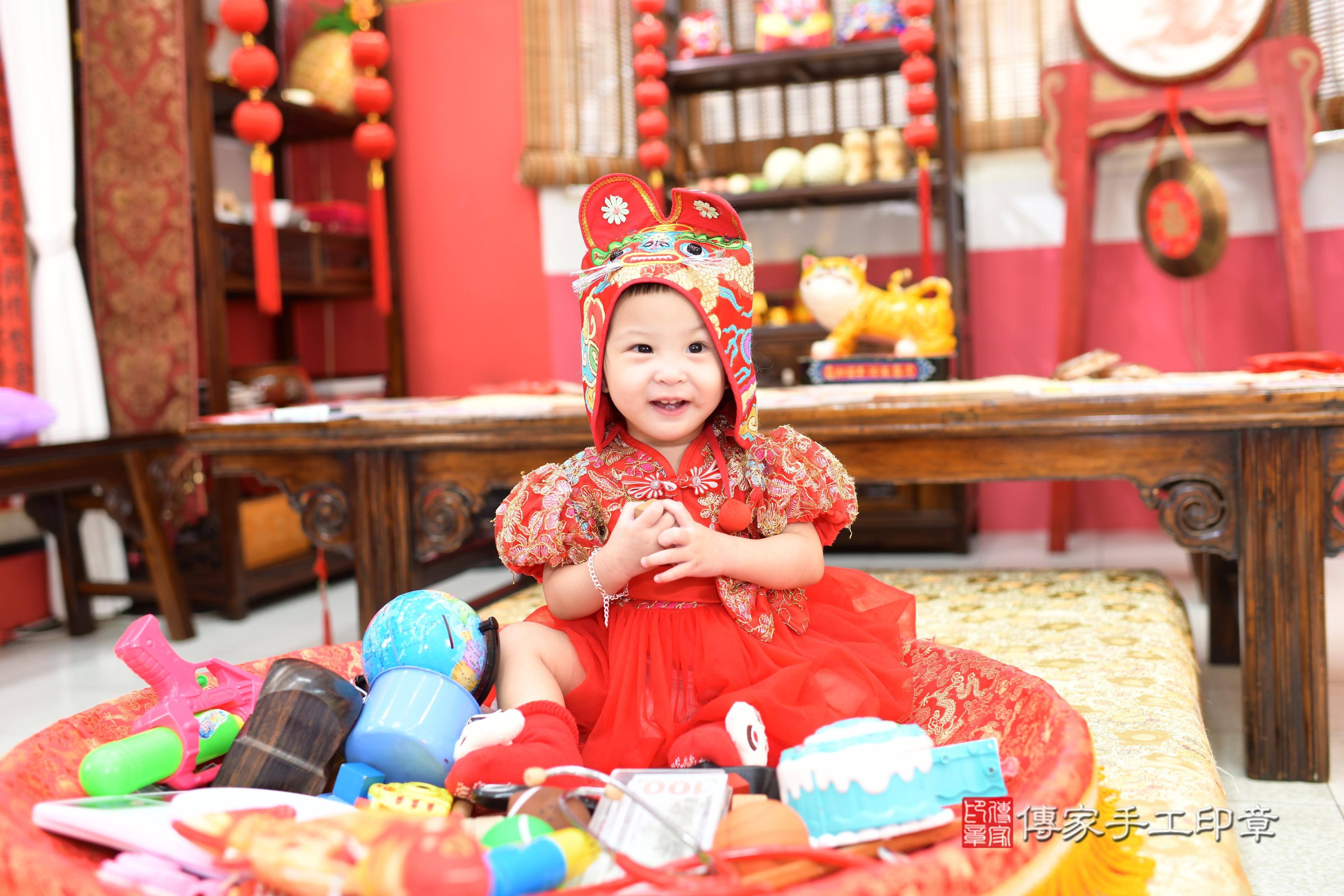 傳家手工印章高雄店、抓周、度脺、美式風會場、傳家嬰兒古禮、吉祥話、抓周道具物品24種、拍照。抓周證書。寶寶抓周、滿周歲、生日快樂、祝福